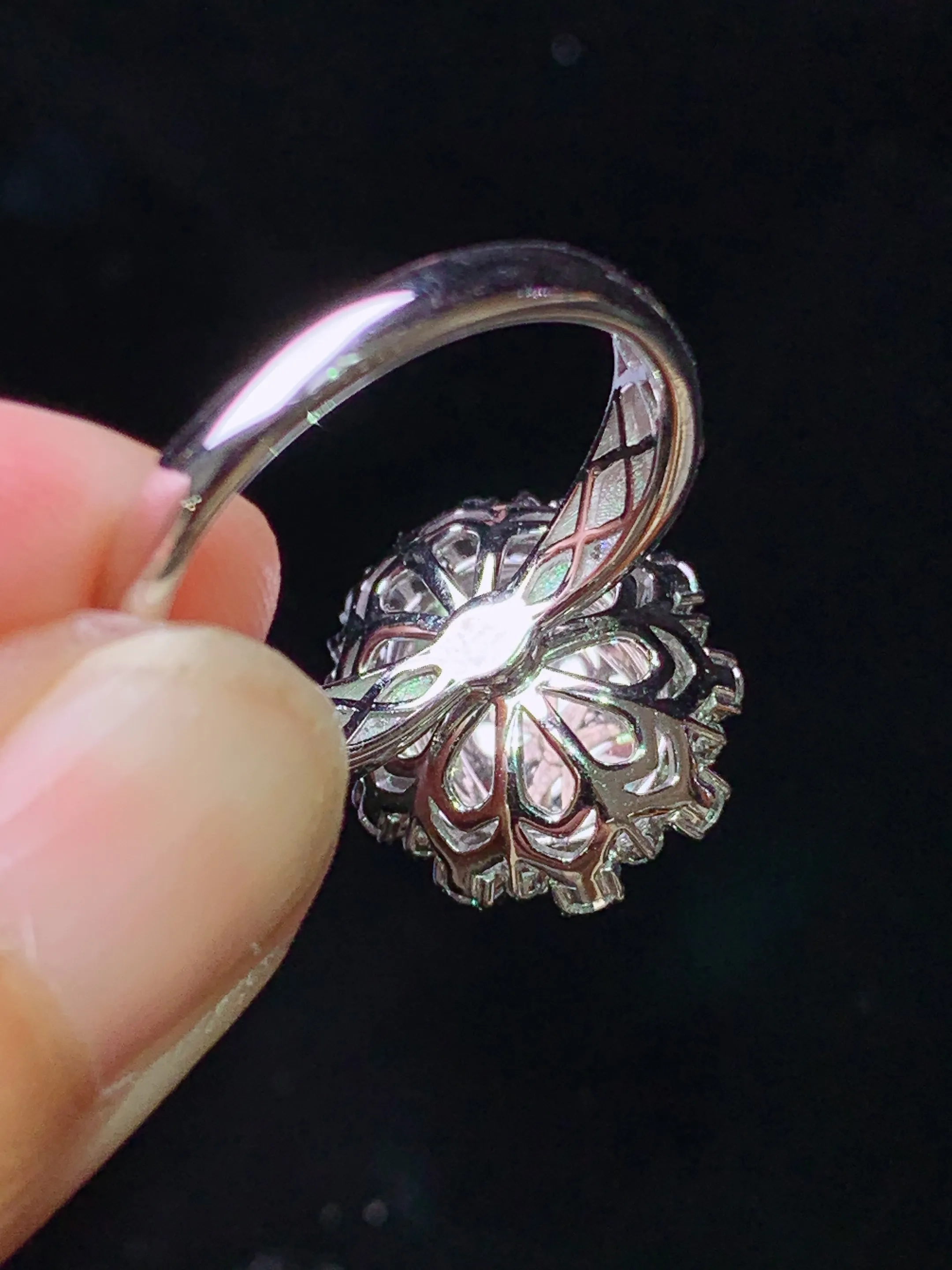 18k金钻镶嵌满绿蛋面戒指 玉质细腻 色泽清新艳丽  圈口15 整体尺寸16*14.2*11.5