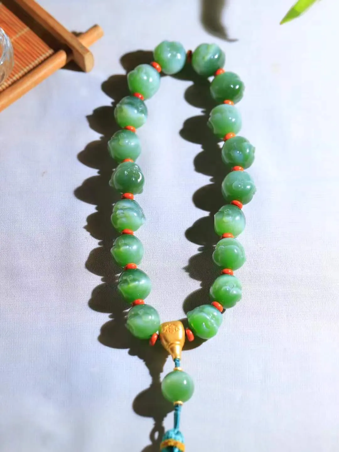 （弥勒笑佛.手持）

典藏级臻品️和田玉碧玉猫眼弥勒佛手持、脂粉浓郁，玉质细腻温润，油性十足，颗颗