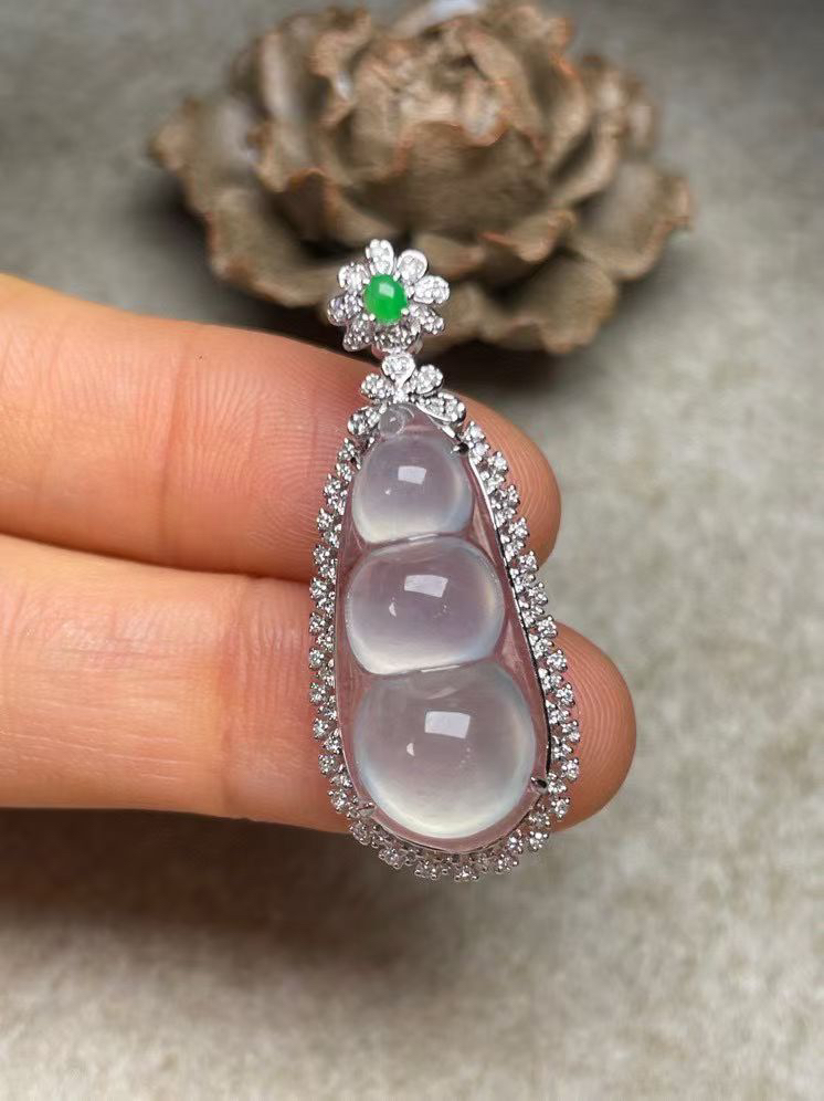 冰种福豆吊坠、真金真钻镶嵌，种水好，玉质细腻 .裸石尺寸 24.0*10.7