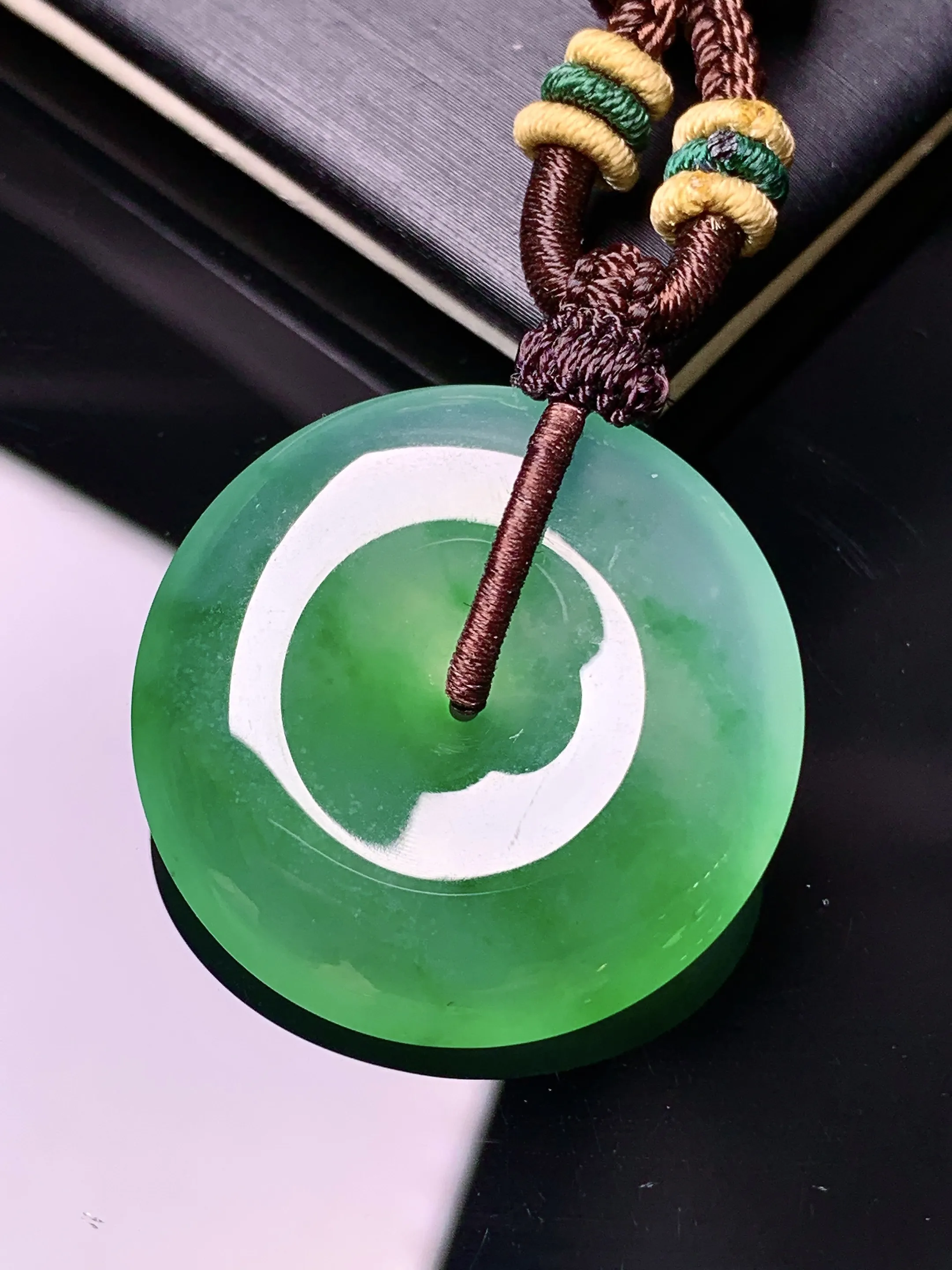 翠绿平安扣吊坠 玉质细腻 色泽清新艳丽  整体尺寸27.6*6.3