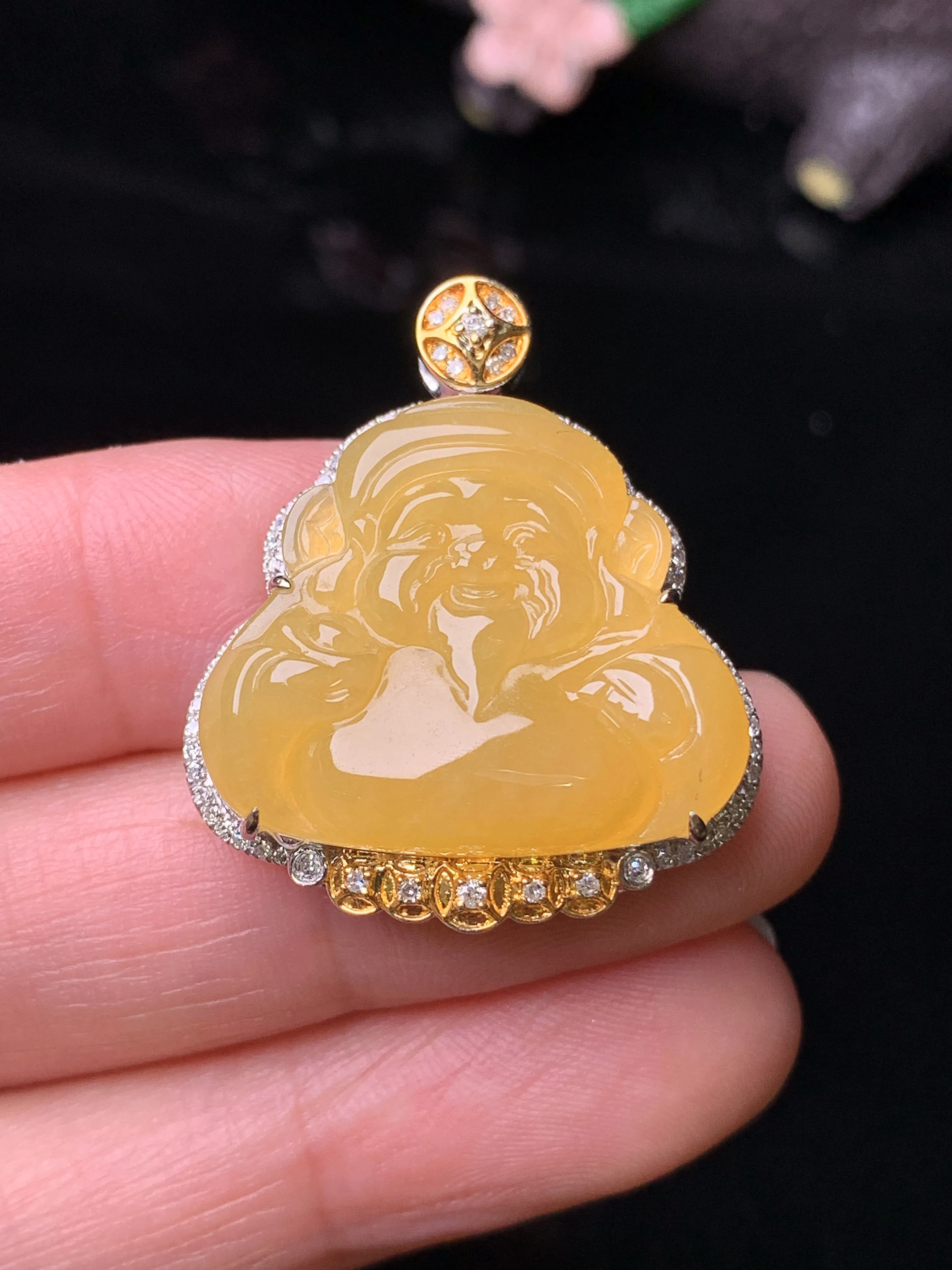 18k金钻镶嵌黄翡财神吊坠 玉质细腻 色泽清新艳丽  整体尺寸29.6*25*8.8