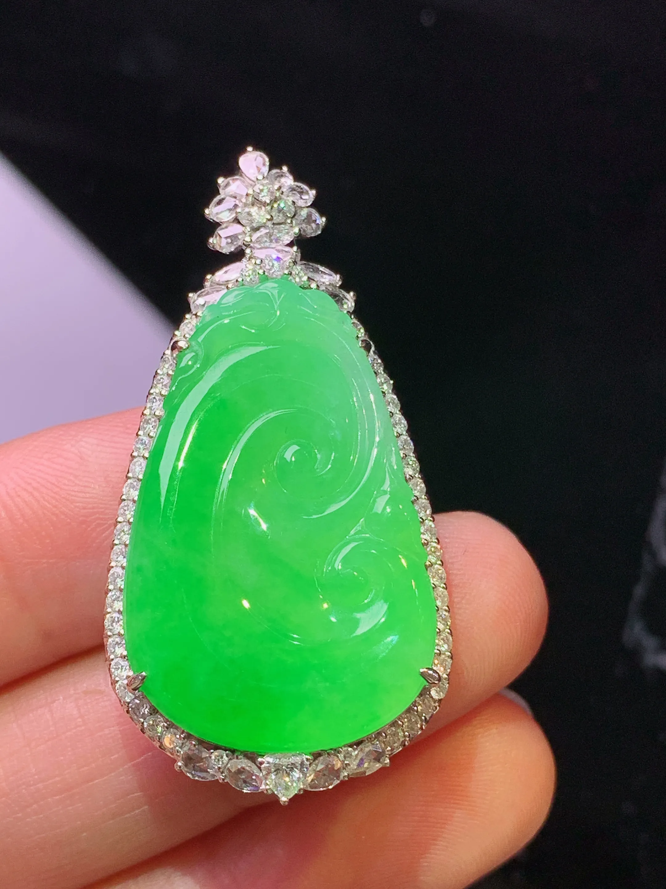 18k金钻镶嵌翠绿如意吊坠 玉质细腻 色泽清新艳丽  整体尺寸41.8*21.1*9.2