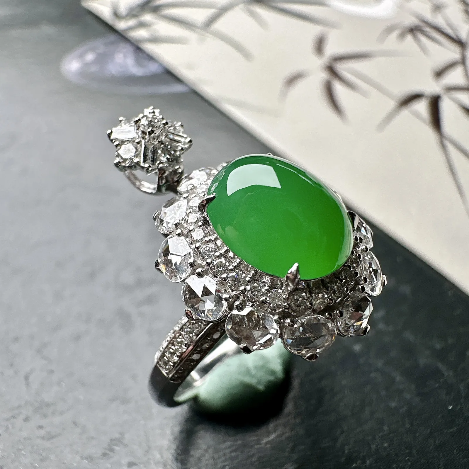 【冰种满绿蛋面吊坠、戒指两用款】质地细腻，种水上乘，通透闪亮，晶莹剔透。18K金钻精美镶嵌，裸石尺寸