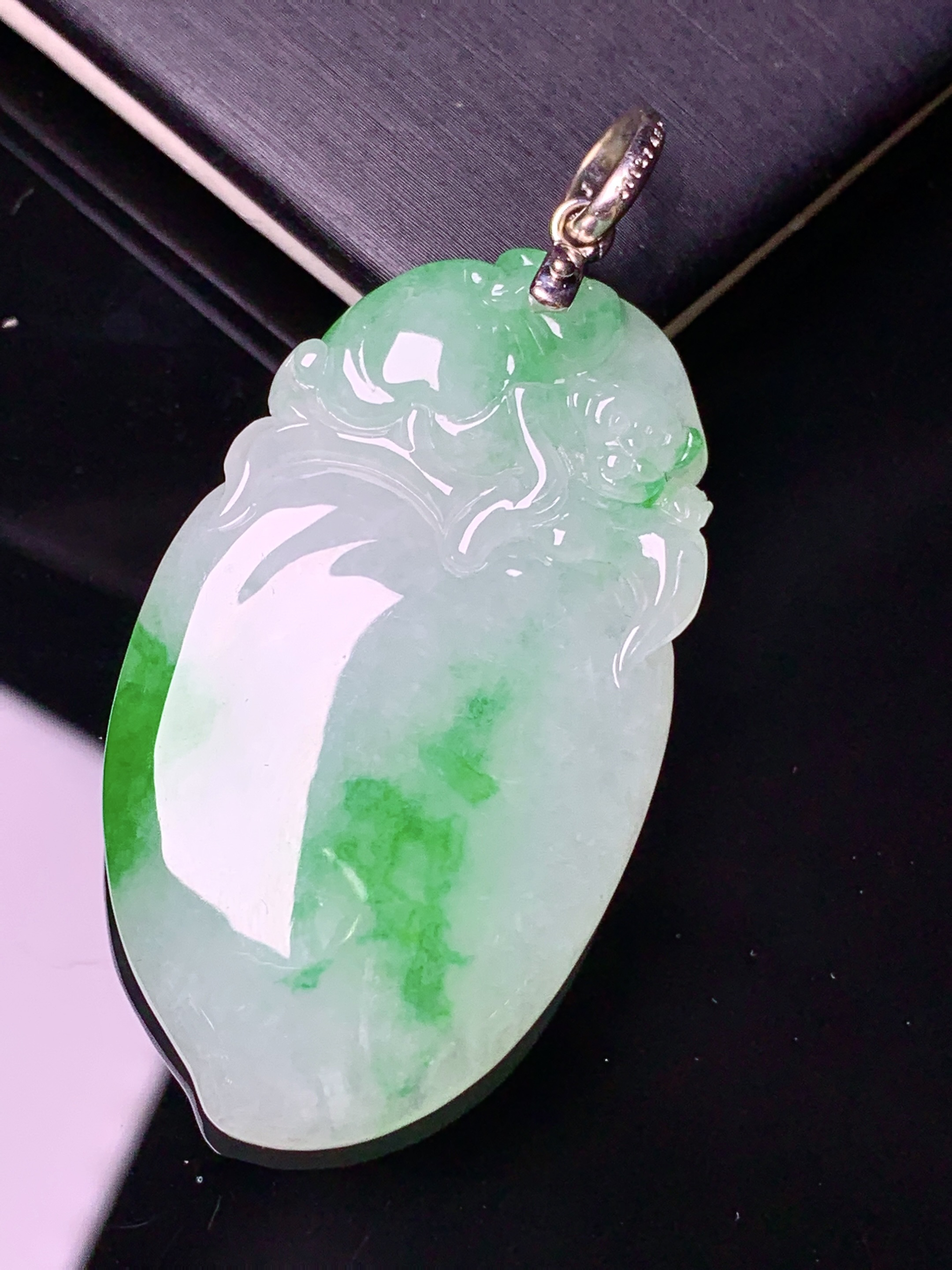 18k金镶嵌飘绿寿桃吊坠 玉质细腻 色泽清新艳丽  整体尺寸56.5*26.7*6