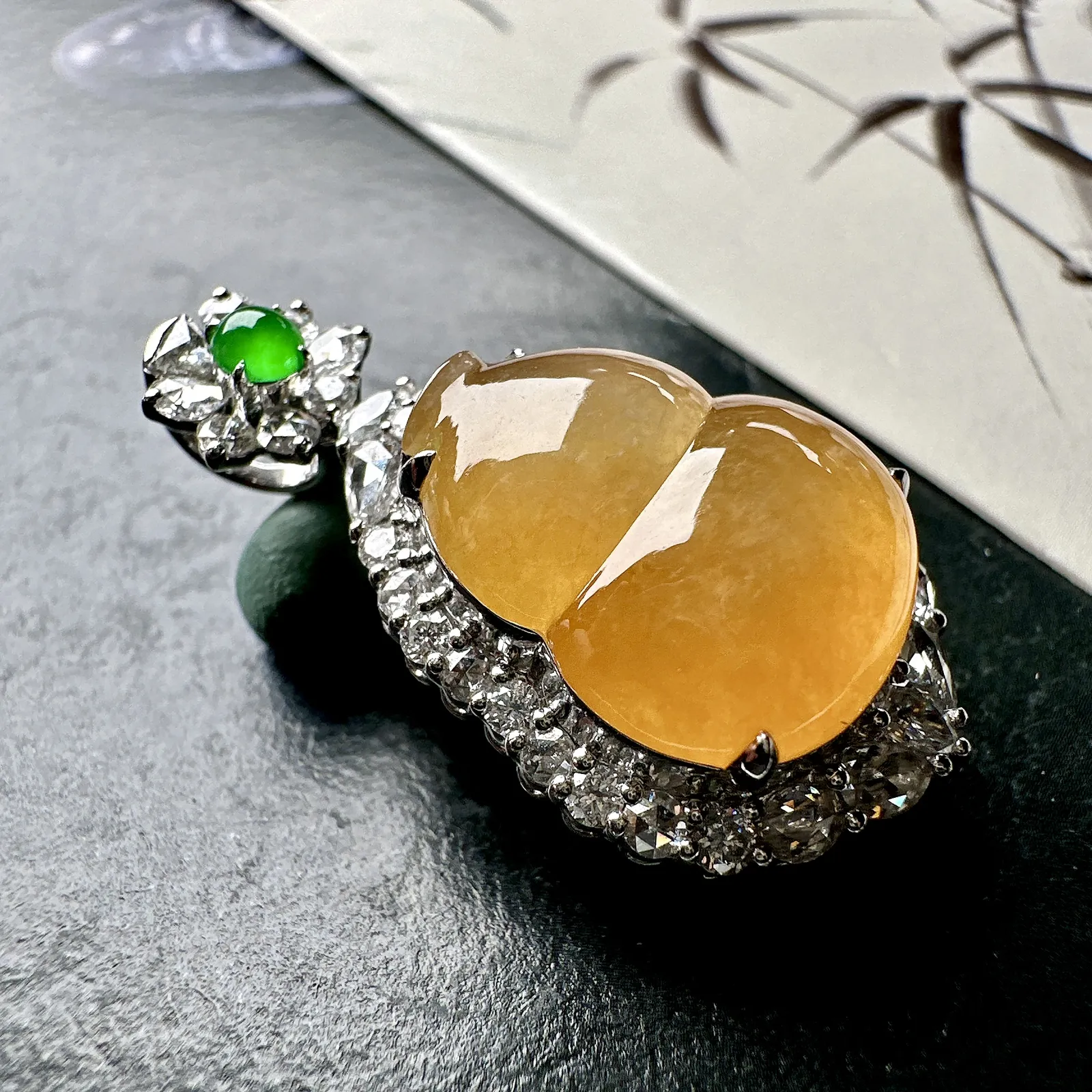 【冰种黄翡葫芦吊坠】质地细腻，冰感十足，晶莹透亮，18K金钻镶嵌，裸石尺寸17.4*14.5*5.5毫米