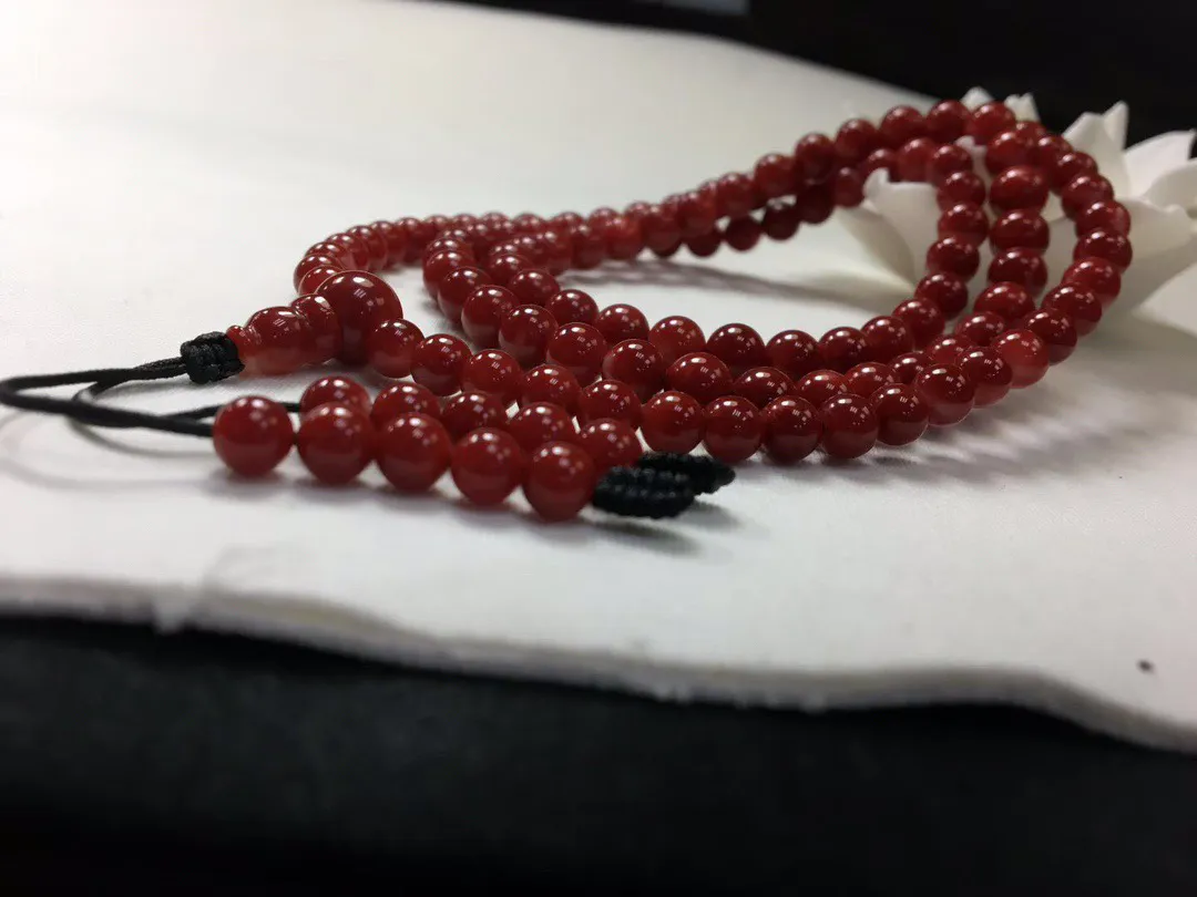 【天然日本阿卡赤血牛血红珊瑚6mm圆珠108粒佛珠链】项链手链两用款！日本产地，阿卡材料，赤血牛血红颜色，光泽柔润透亮，直径约6.14-5.46mm，重量32.51克，珊瑚本为佛教珍宝，来自深海千年生长，有生长纹，属于有机宝石，气场强大，稀少珍贵！每粒均为天然无添加无修补！少虫眼少白芯！收藏精品！传承宝贝！