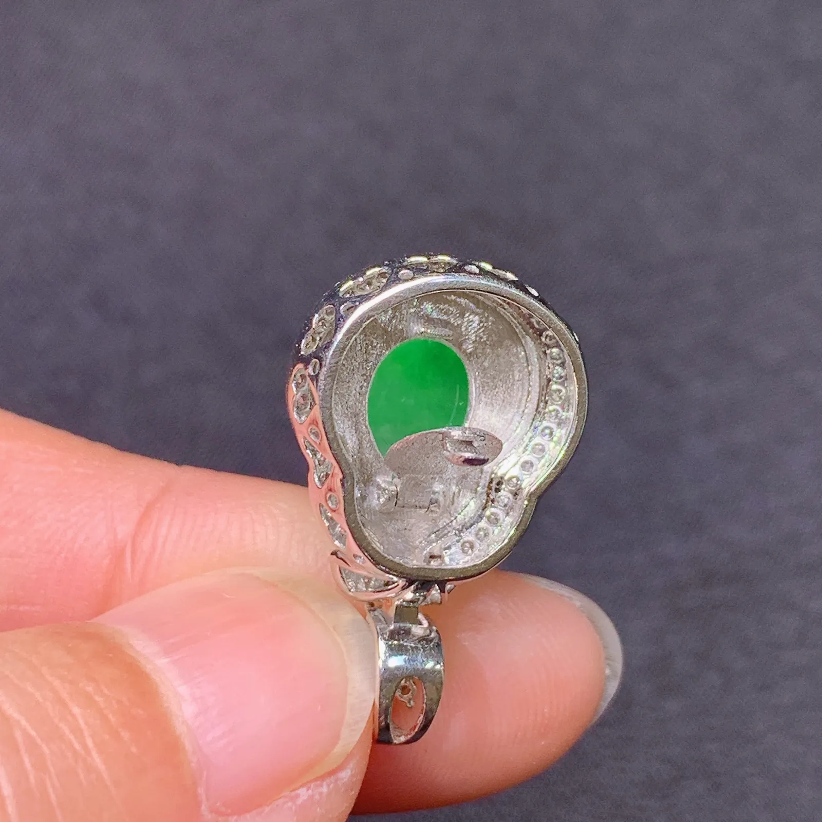 翠绿葫芦吊坠，18k金镶嵌，色泽鲜阳，冰润细腻，种水足，Xj 尺寸22.3*13.3*9.7