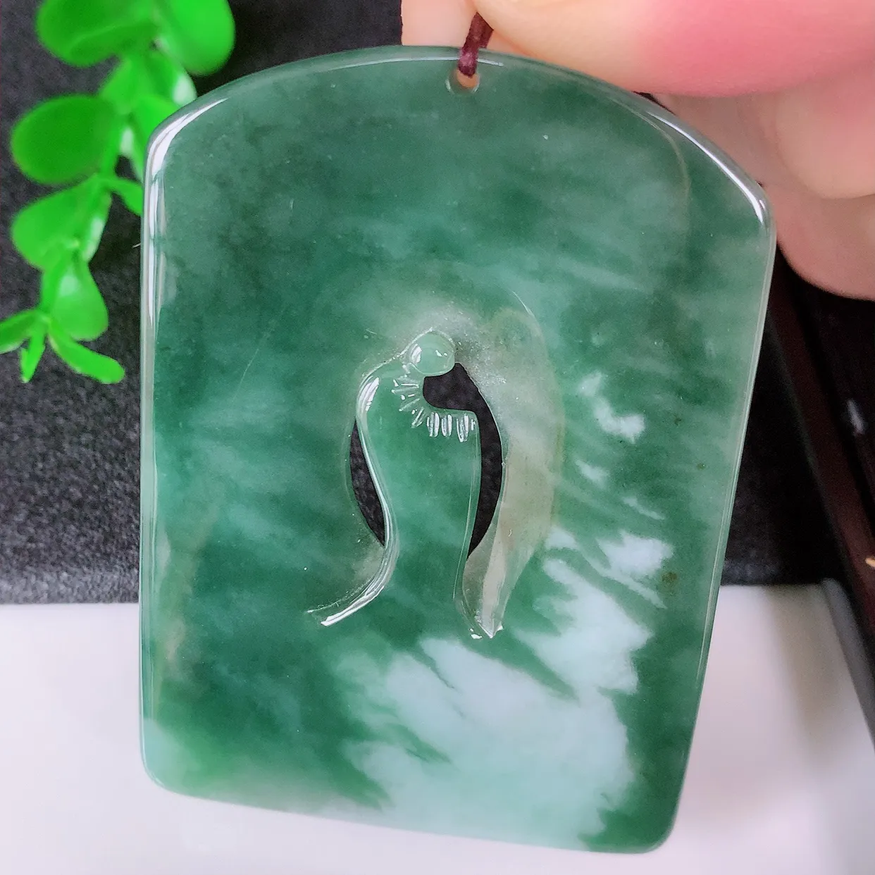 自然光实拍，特色镂空雕飘绿翡翠悟道吊坠，翡翠悟道寓意“祥和，安宁，吉祥，幸福”，佩戴效果优雅迷人，性价比超高！#60.29