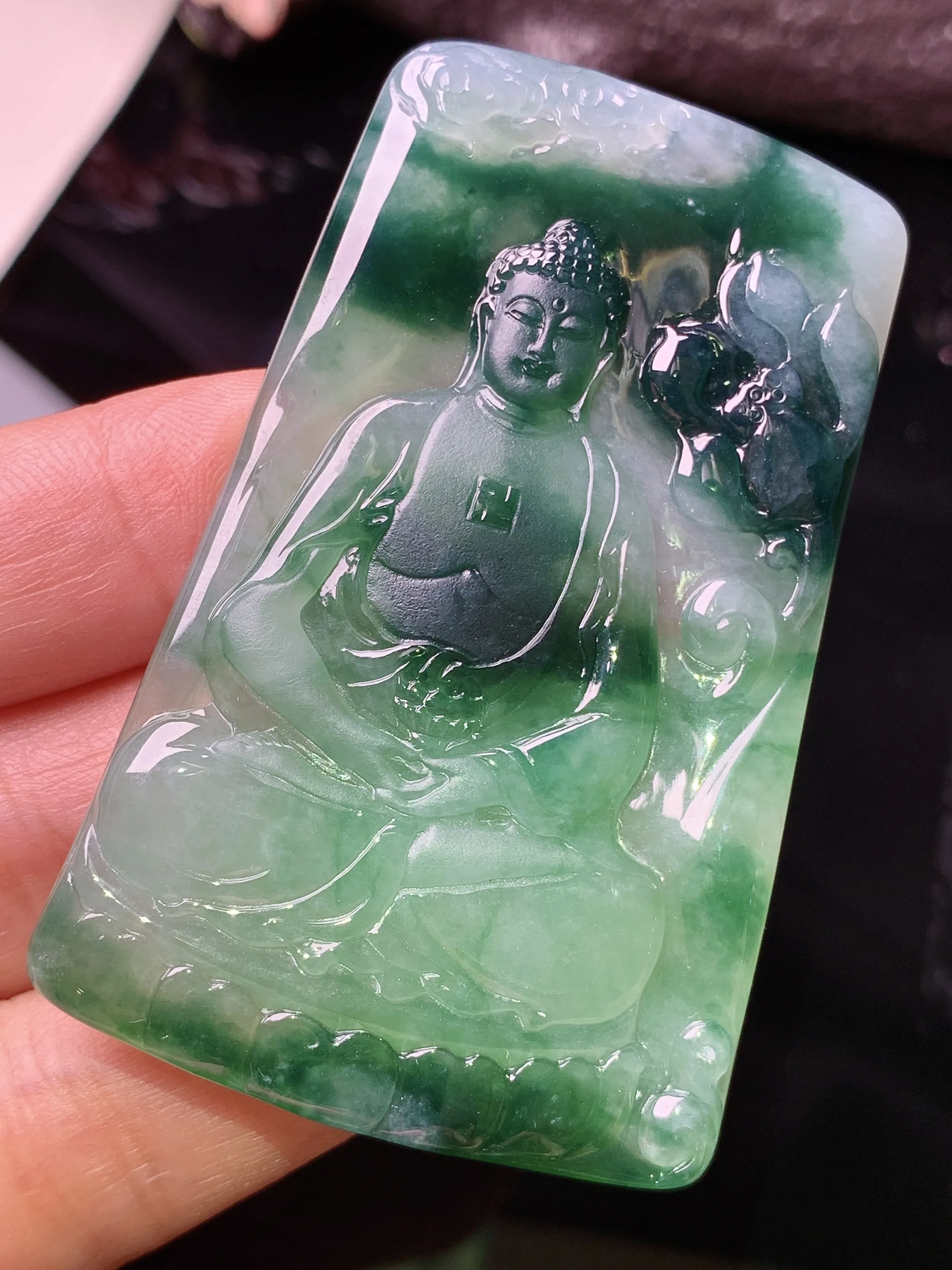 飘绿大日如来佛祖吊坠 玉质细腻 色泽清新艳丽  整体尺寸59.8*30.5*4.8