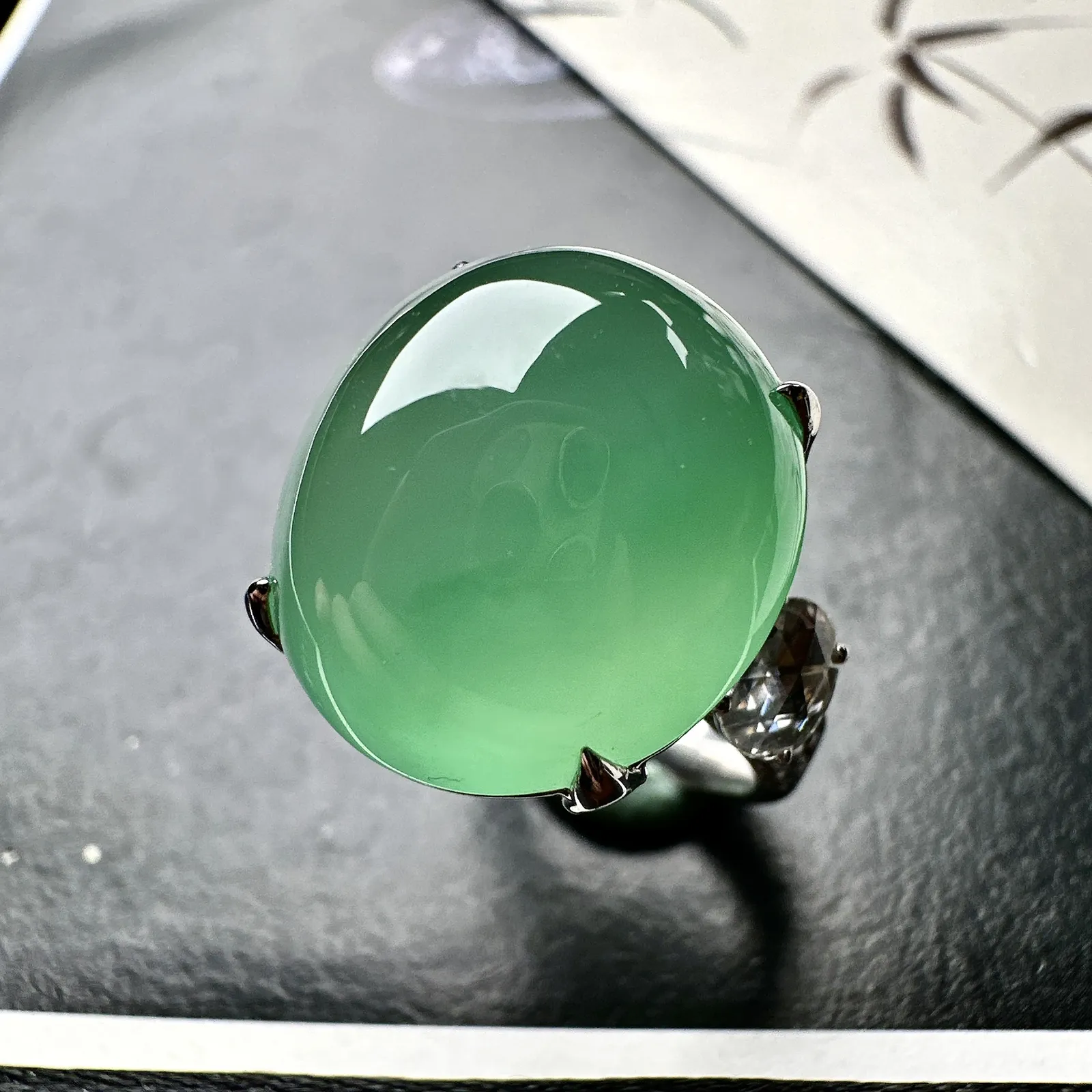 【冰种满绿大蛋面戒指】质地细腻，种水上乘，通透闪亮，晶莹剔透。18K金钻精美镶嵌，裸石尺寸17.9*16.5*9.3毫米