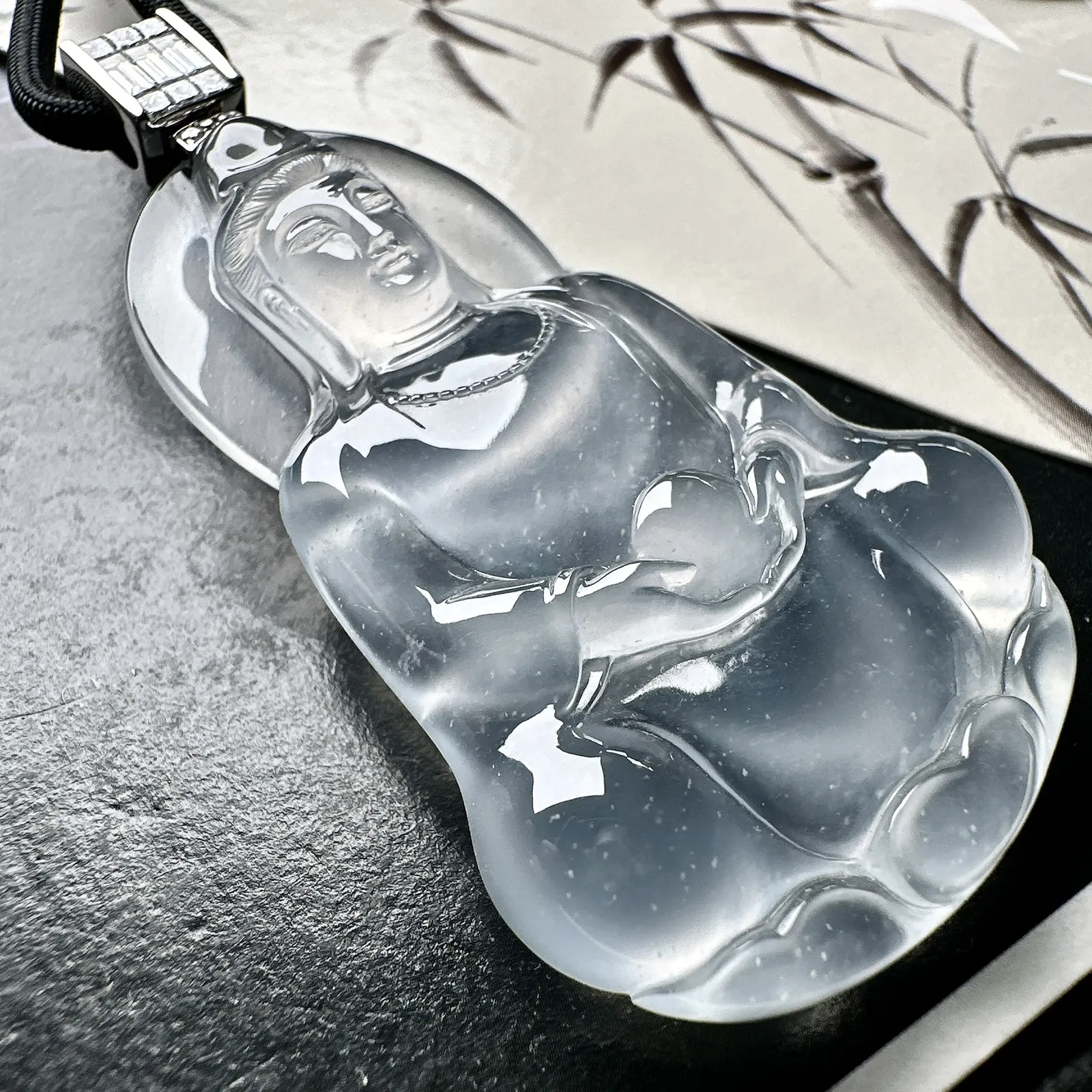 【玻璃种素衣观音】莲花观音精品件，质地细腻，通透度上佳，冰感十足，适合佩戴，收藏品质，18k金钻镶嵌，裸石尺寸53.4*33.4*7.9毫米