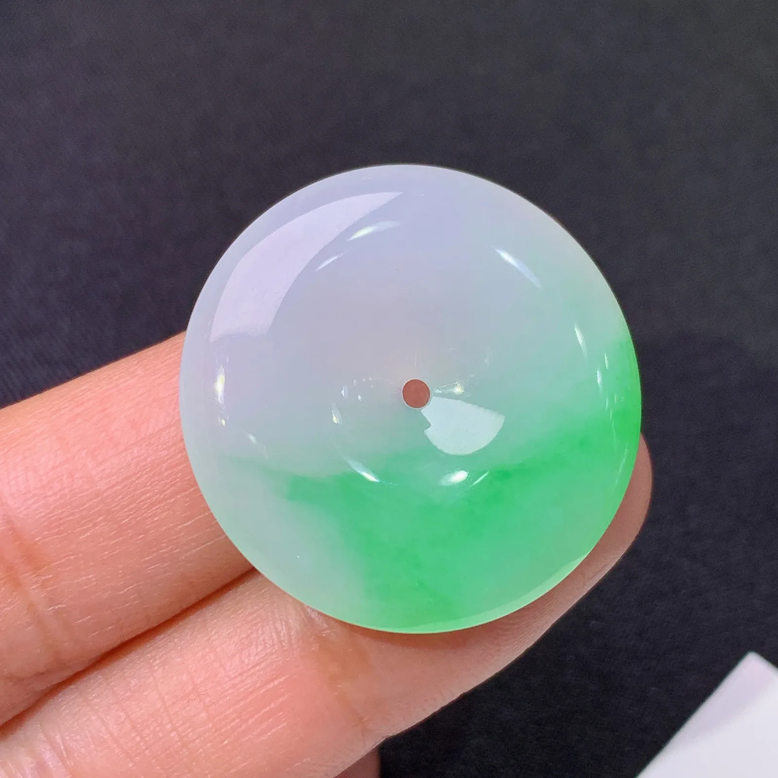 飘绿平安扣，冰润色阳，玉质细腻，种水足尺寸28.1*4.6