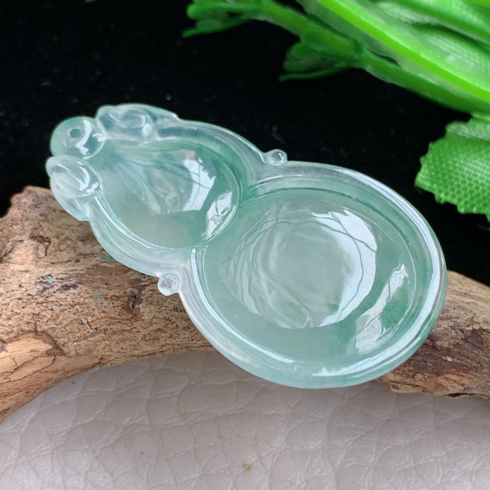 gp自然光37*21.8*6.2天然缅甸翡翠冰晴绿饱满飘花葫芦玉吊坠