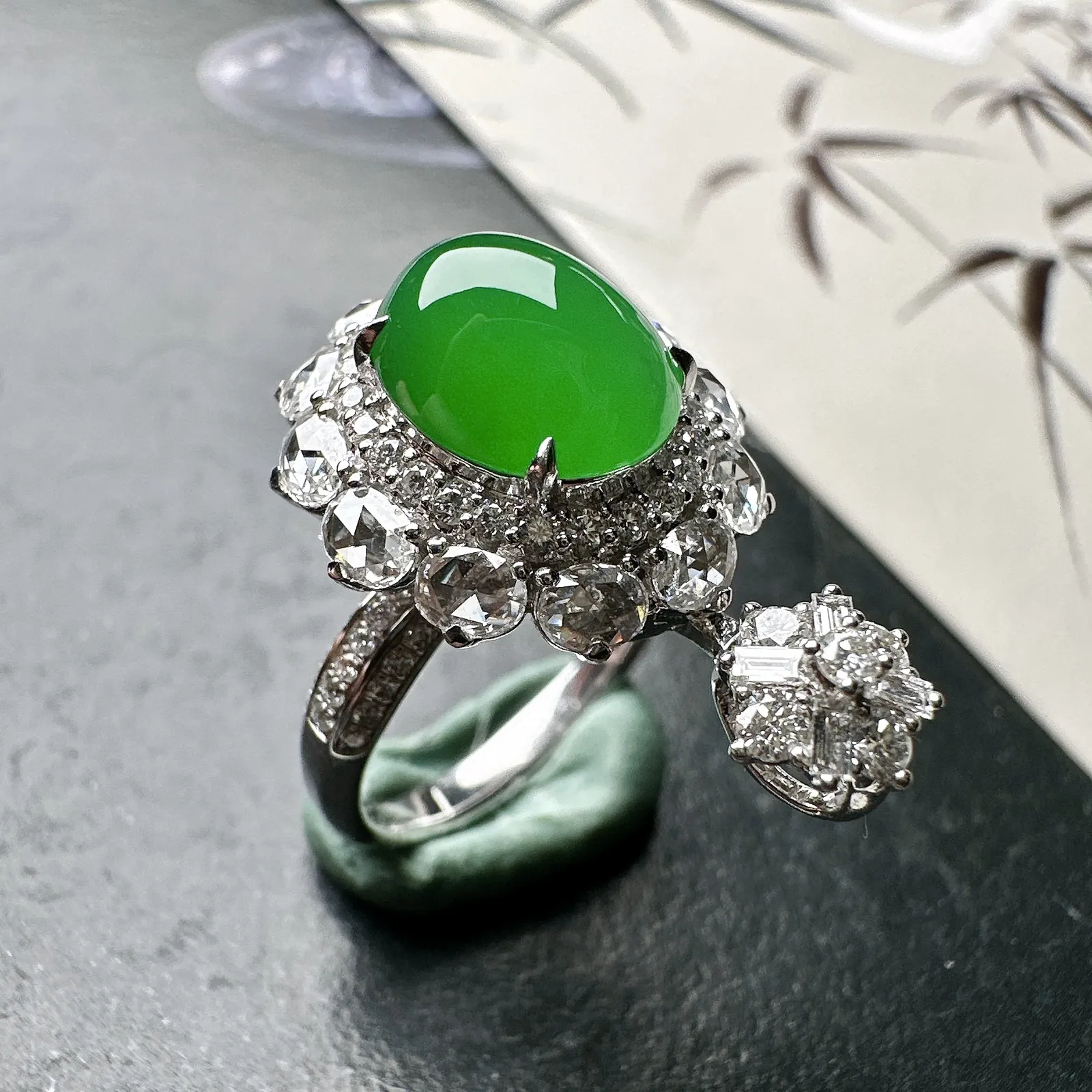 【冰种满绿蛋面吊坠、戒指两用款】质地细腻，种水上乘，通透闪亮，晶莹剔透。18K金钻精美镶嵌，裸石尺寸9.7*8*5毫米