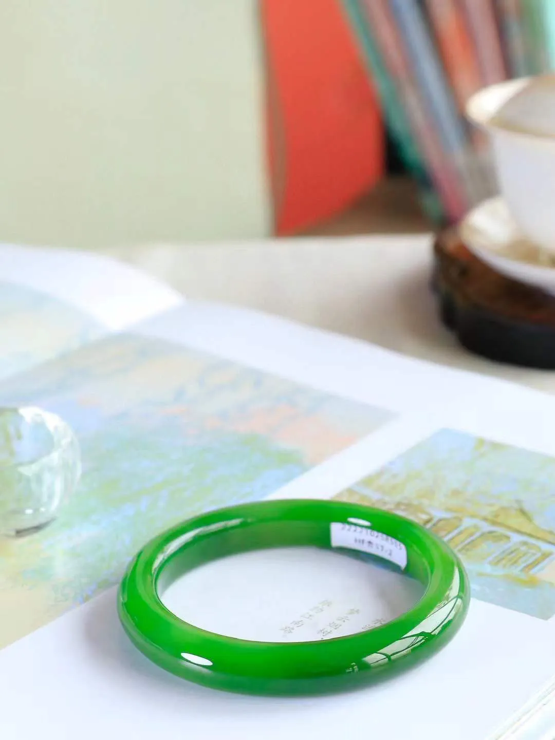 【碧波流转·手镯】

收藏级臻品️和田玉碧玉手镯，玉质细腻温润，手感舒适，️线条流畅，简约大气，美自天成，佩戴于腕间，婉约之美，举手投足间透出那份低调奢华，醉人心扉。
重55.2克 内径圈口58mm尺寸11.2-9.2mm  FDA-13402908