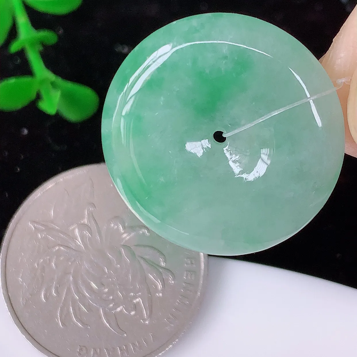 自然光实拍，冰飘绿翡翠平安扣吊坠，品相佳，美感十足，寓意平平安安，平安扣佩戴精美时尚！#49.29