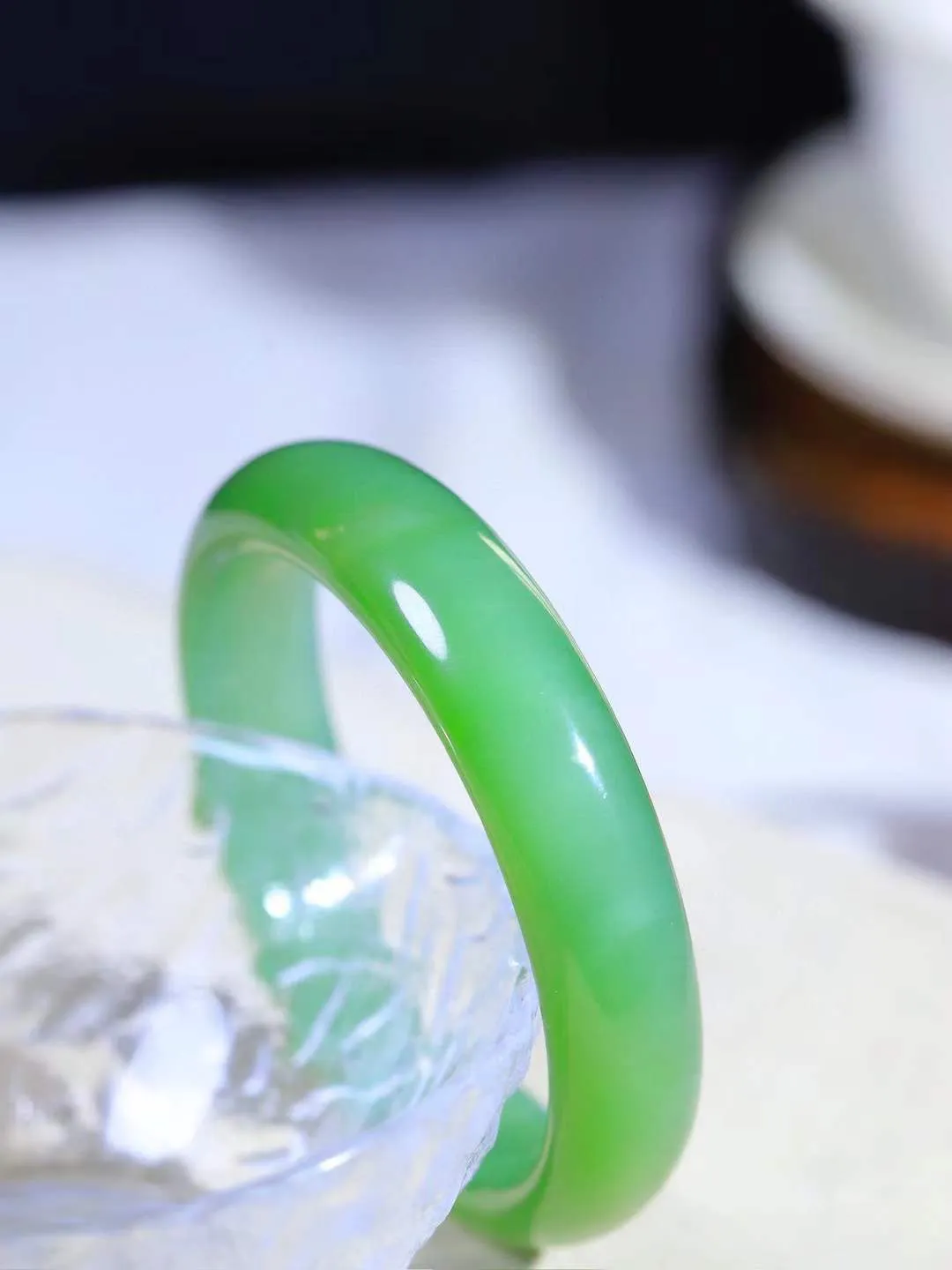 【悠悠芳华.镯】

收藏传家级臻品和田玉碧玉猫眼手镯 玉质温润 青葱岁月，尽收腕中，婉转流畅，凝岁月悠长。盈一眸恬淡，挽一抹绿意。重45.8克 内径53mm尺寸12.9-8.2mm   86120255A