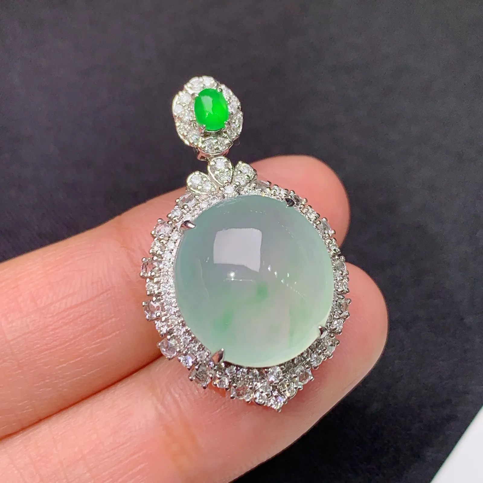 冰晴底蛋面吊坠，18k金镶嵌，冰润饱满，玉质细腻，种水足，Al 尺寸30.8*19*11.3