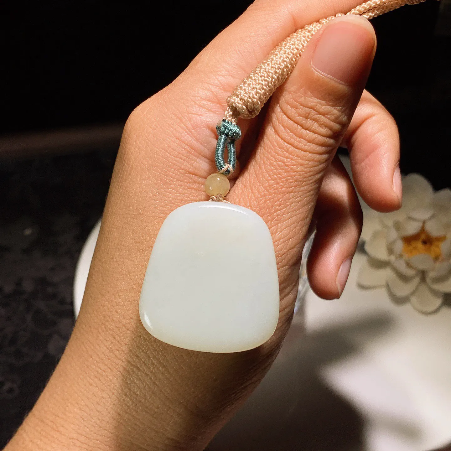 和田玉白玉糖料扭转乾坤牛挂件。尺寸33/31/12重23.6克。玉质细腻油润。手推出油。佩戴高端典雅。lt251201