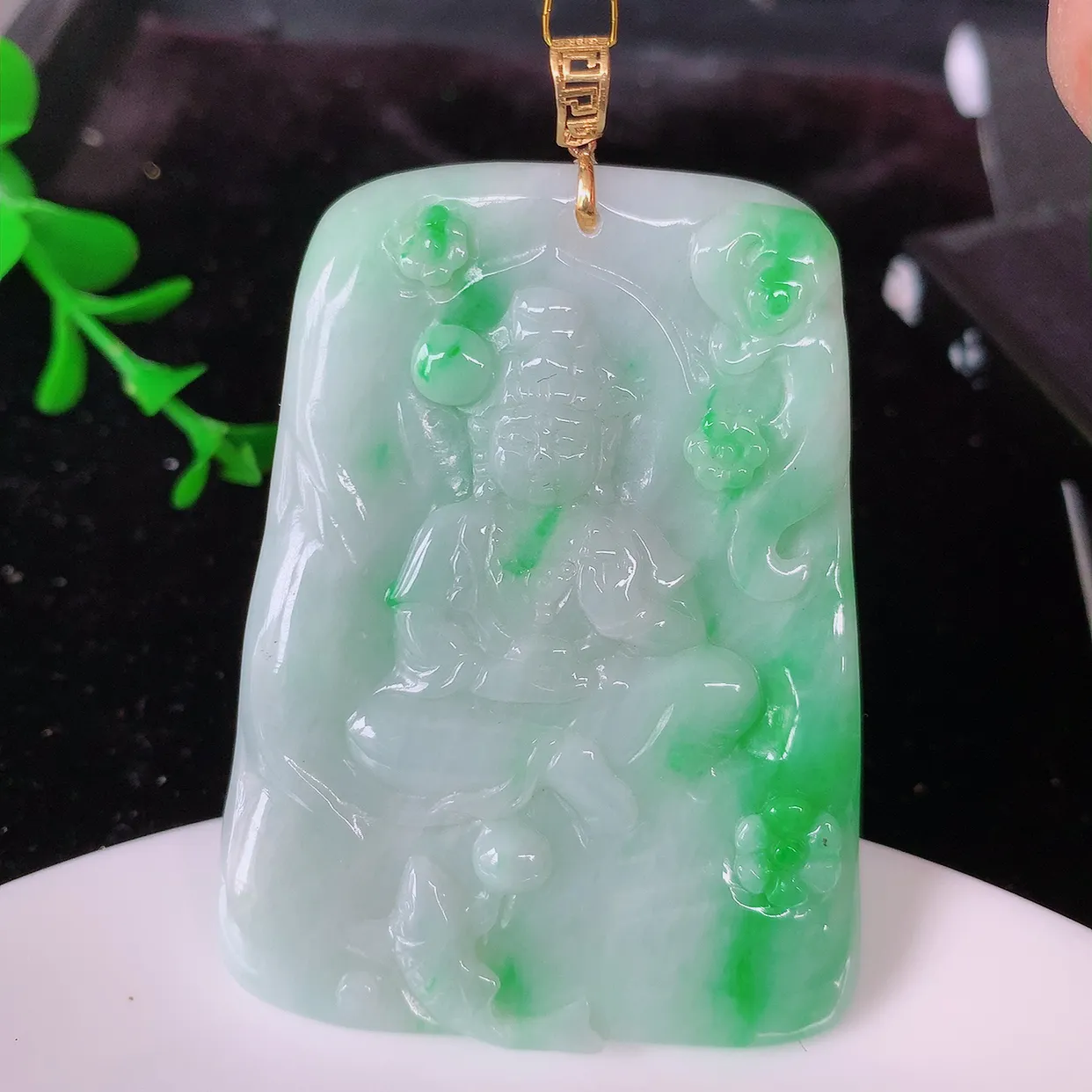 18K金镶嵌冰润飘绿翡翠观音菩萨吊坠，赐福翡翠观音，观音面相端庄，品相佳，佩戴气质！#35.29整体