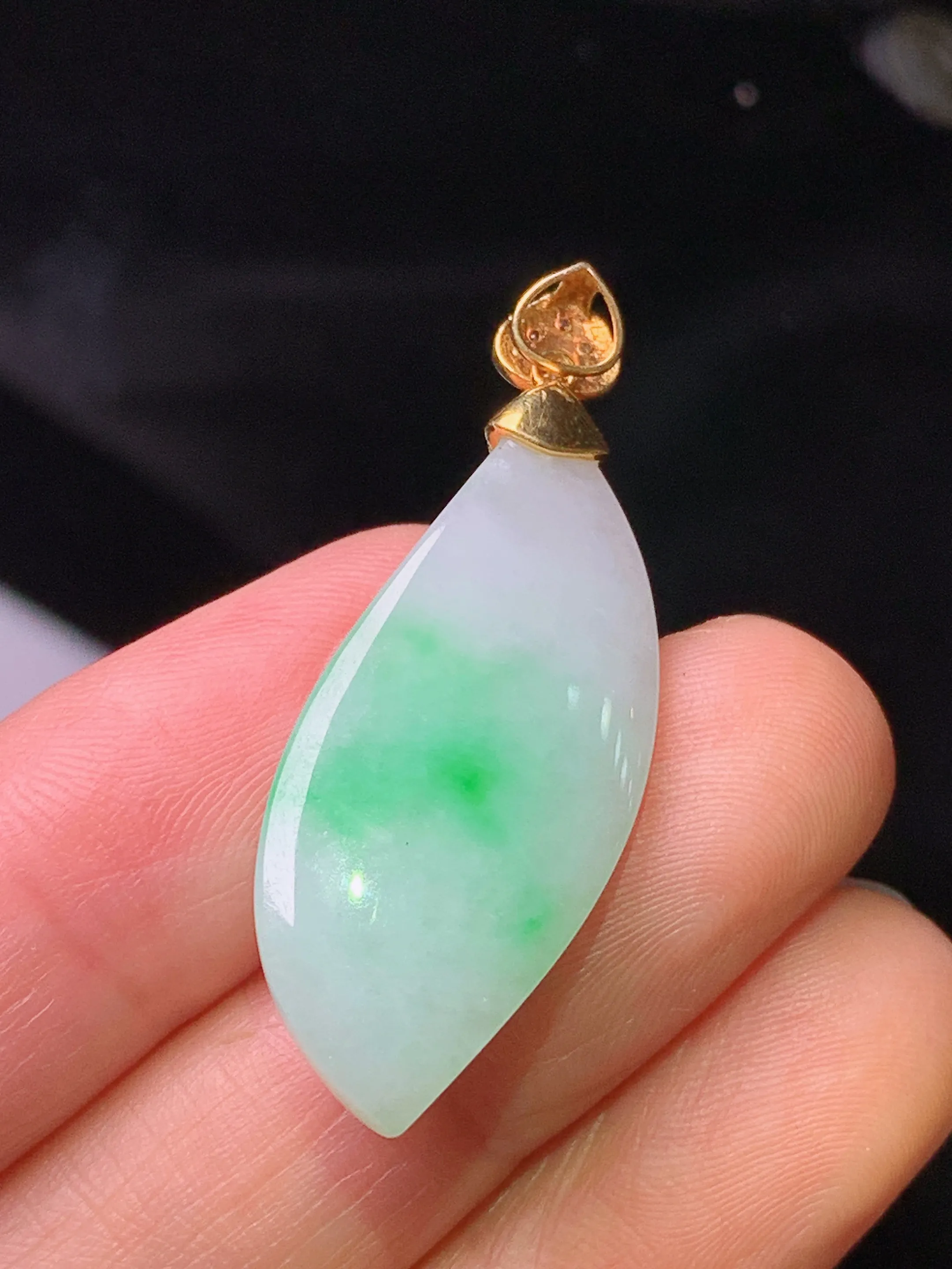 18k金钻镶嵌飘绿随形吊坠 玉质细腻 色泽清新艳丽  整体尺寸37.5*13.5*9.2