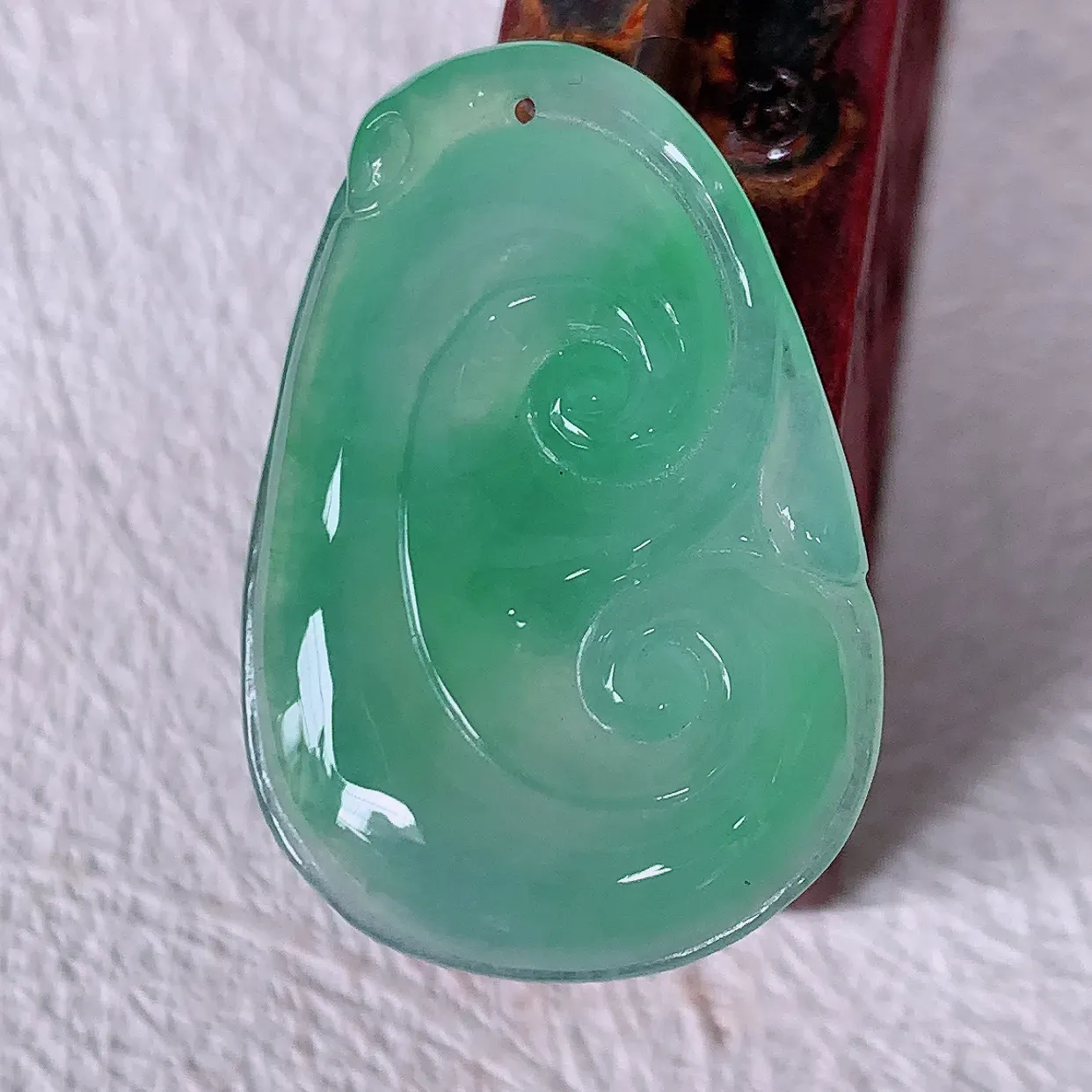 自然光实拍，冰种飘绿如意吊坠，翡翠如意，上身效果非常美，饱满大气，工艺美，万事如意，如意一生 #57