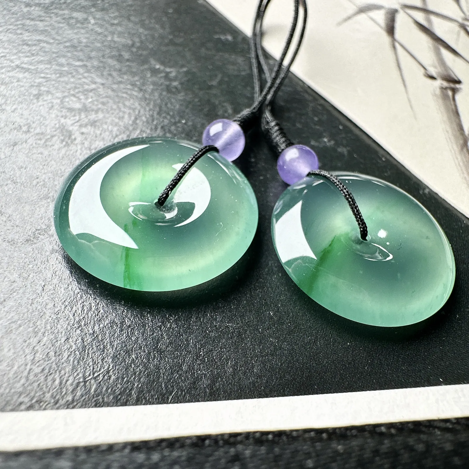 【冰种飘绿平安扣一对】一道金丝阳绿色泽，质地细腻，难得的冰润度，难得的好颜色，韵味十足，古色古香