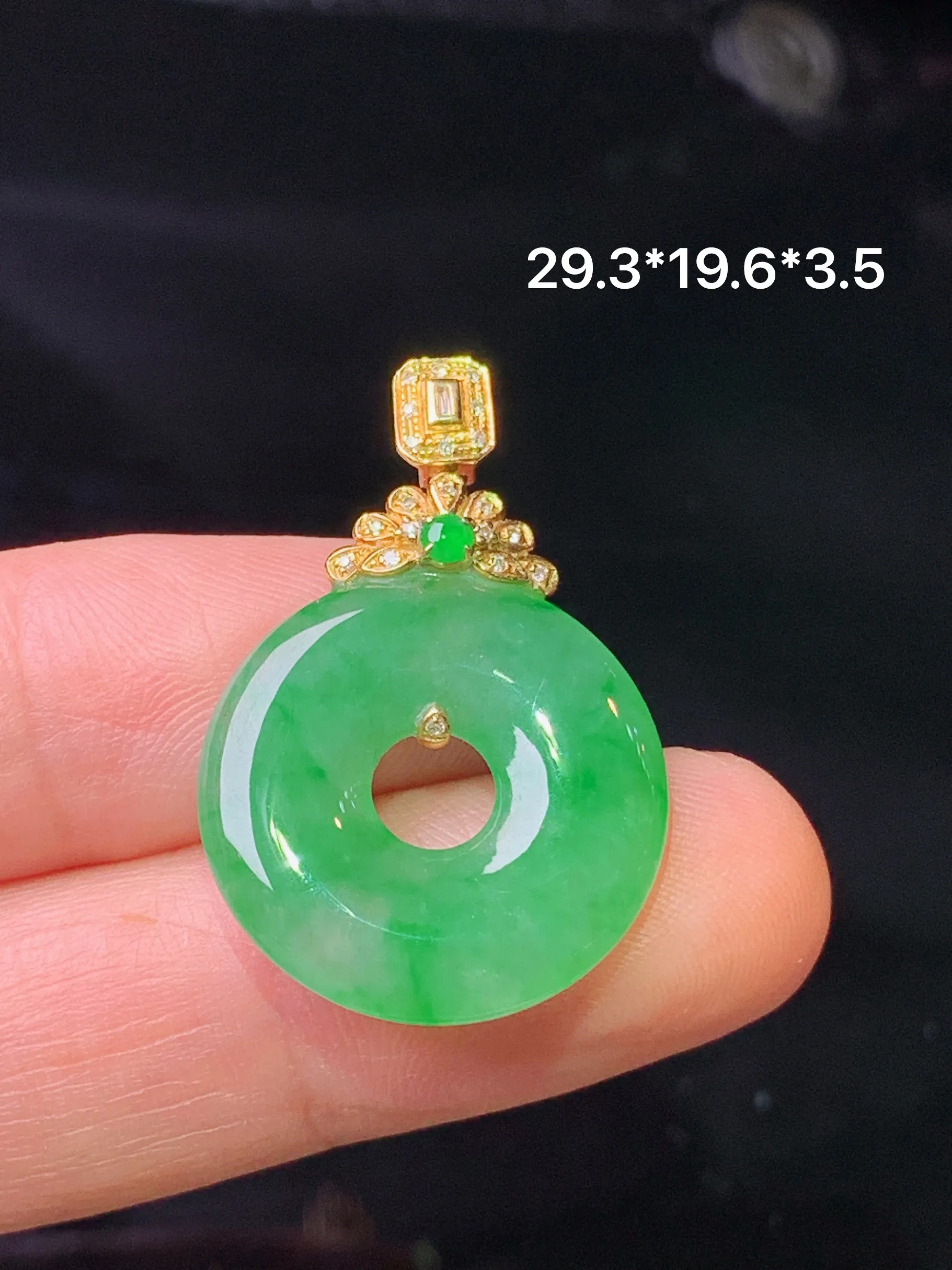 18k金钻镶嵌翠绿平安环吊坠 玉质细腻 色泽清新艳丽 整体尺寸29.3*19.6*3.5