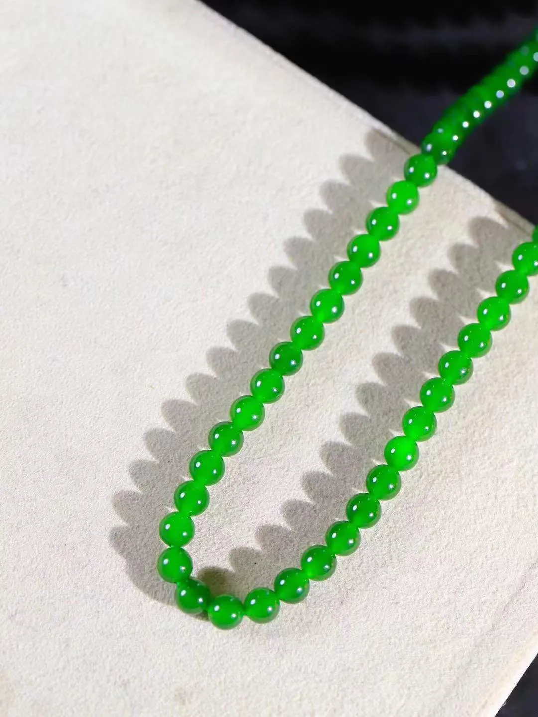 【珠圆玉润.项链】

精品和田玉碧玉珠圆玉润项链 玉质细腻油润 饱满光滑 质朴无华，悠远简单，人心境界远，百世修炼深，心灵常驻善意持，觉悟人生百世修。重38.6克 尺寸取一6mm  FDL-221102522