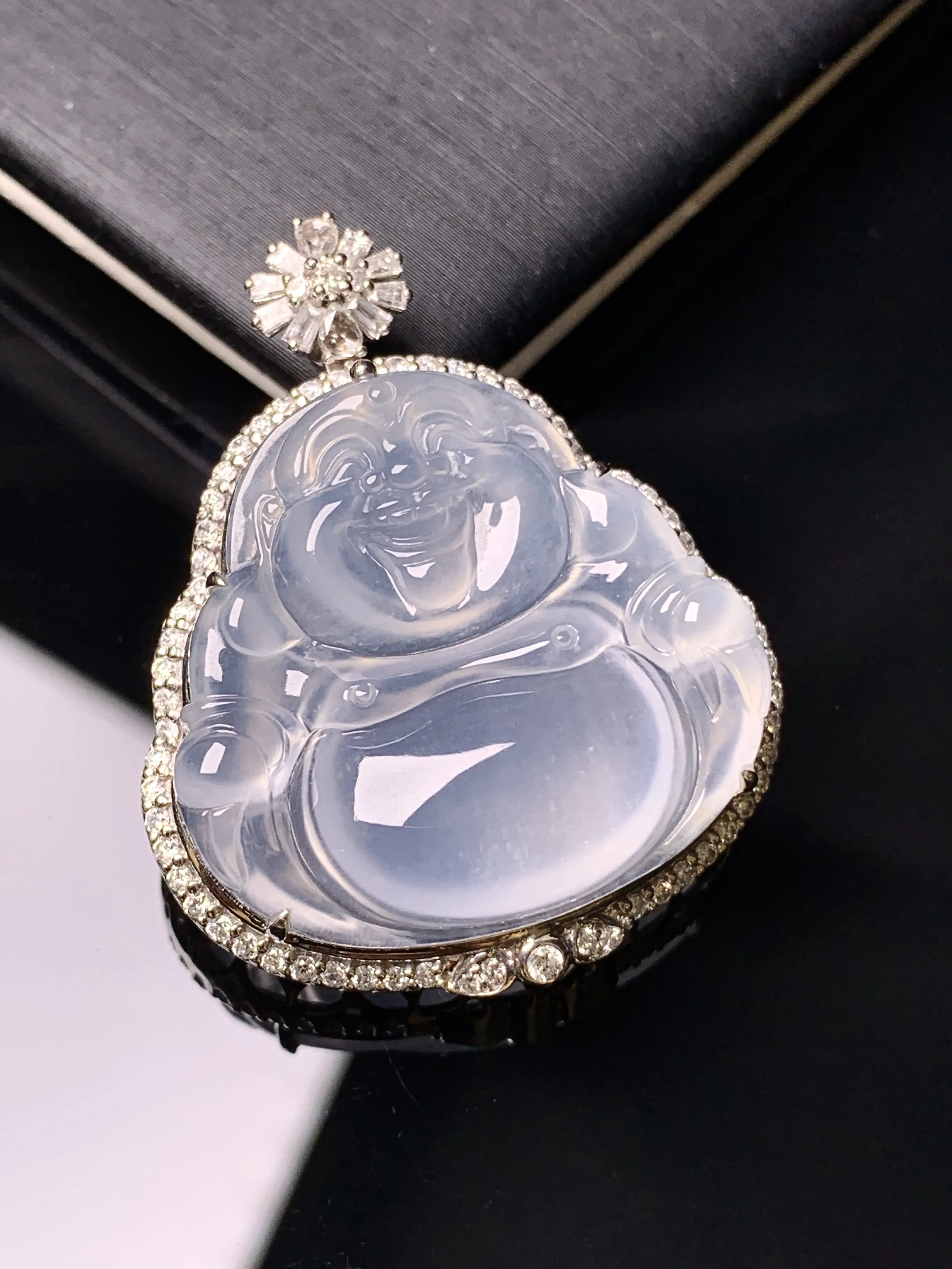 18k金钻镶嵌冰种佛公吊坠 玉质细腻 色泽清新艳丽  整体尺寸35*28.3*10