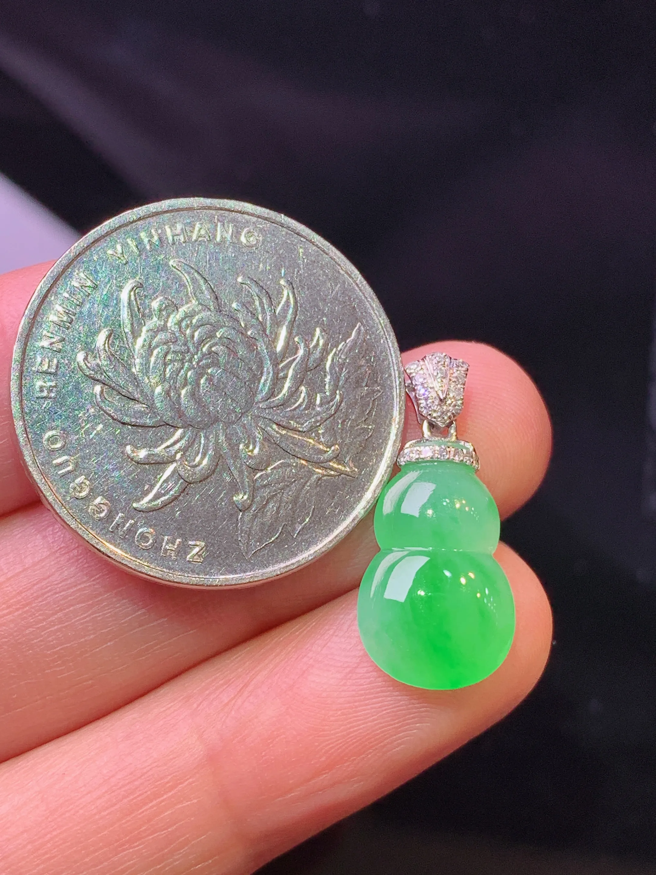 18k金钻镶嵌翠绿葫芦吊坠 玉质细腻 色泽清新艳丽  整体尺寸21.3*9.7*4