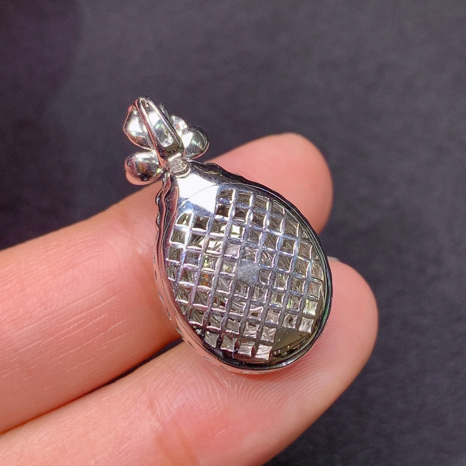 阳绿蛋面吊坠，18k金镶嵌，色泽鲜阳，冰润细腻，种水足，Al 尺寸27*14.7*9.5