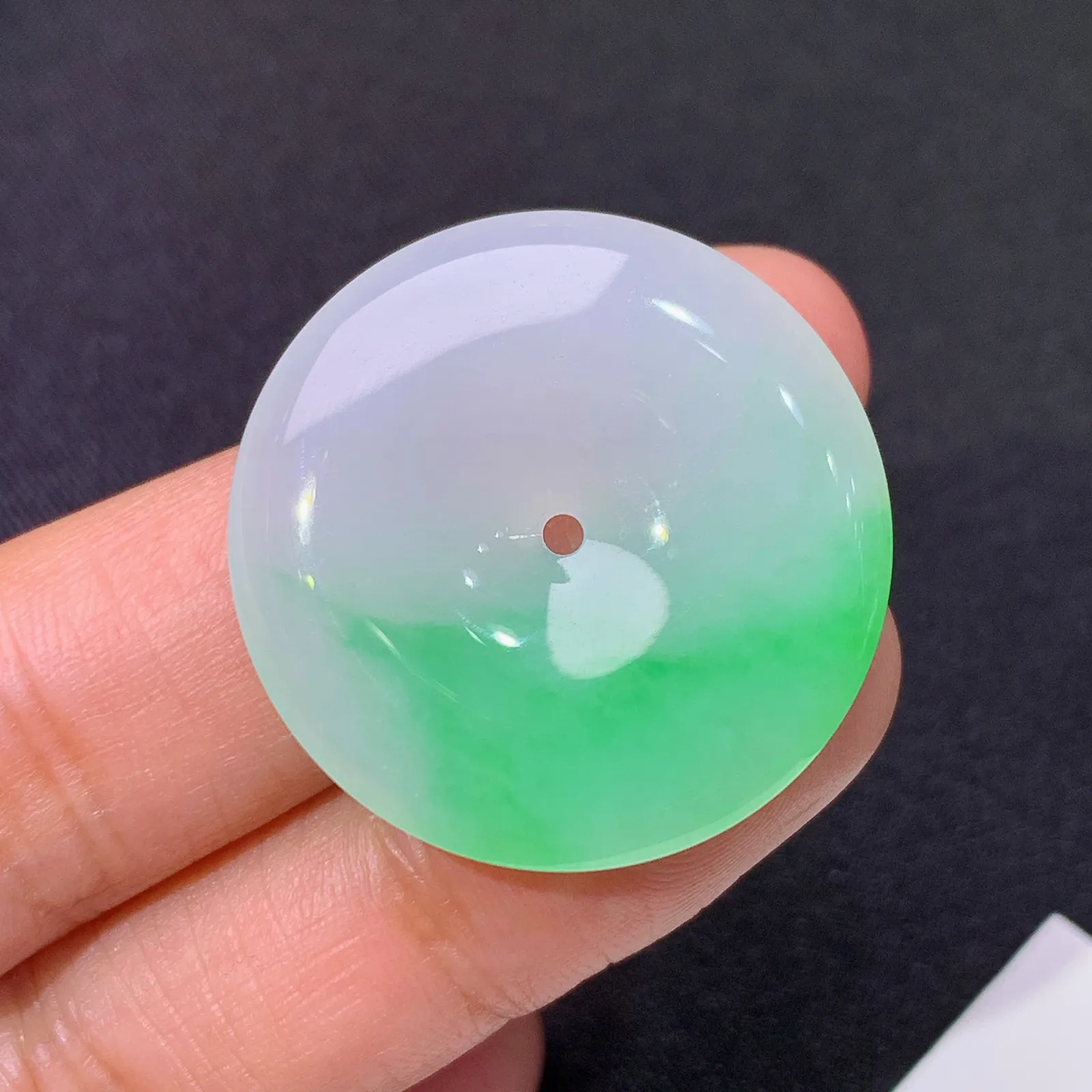 飘绿平安扣，冰润色阳，玉质细腻，种水足尺寸28.1*4.6