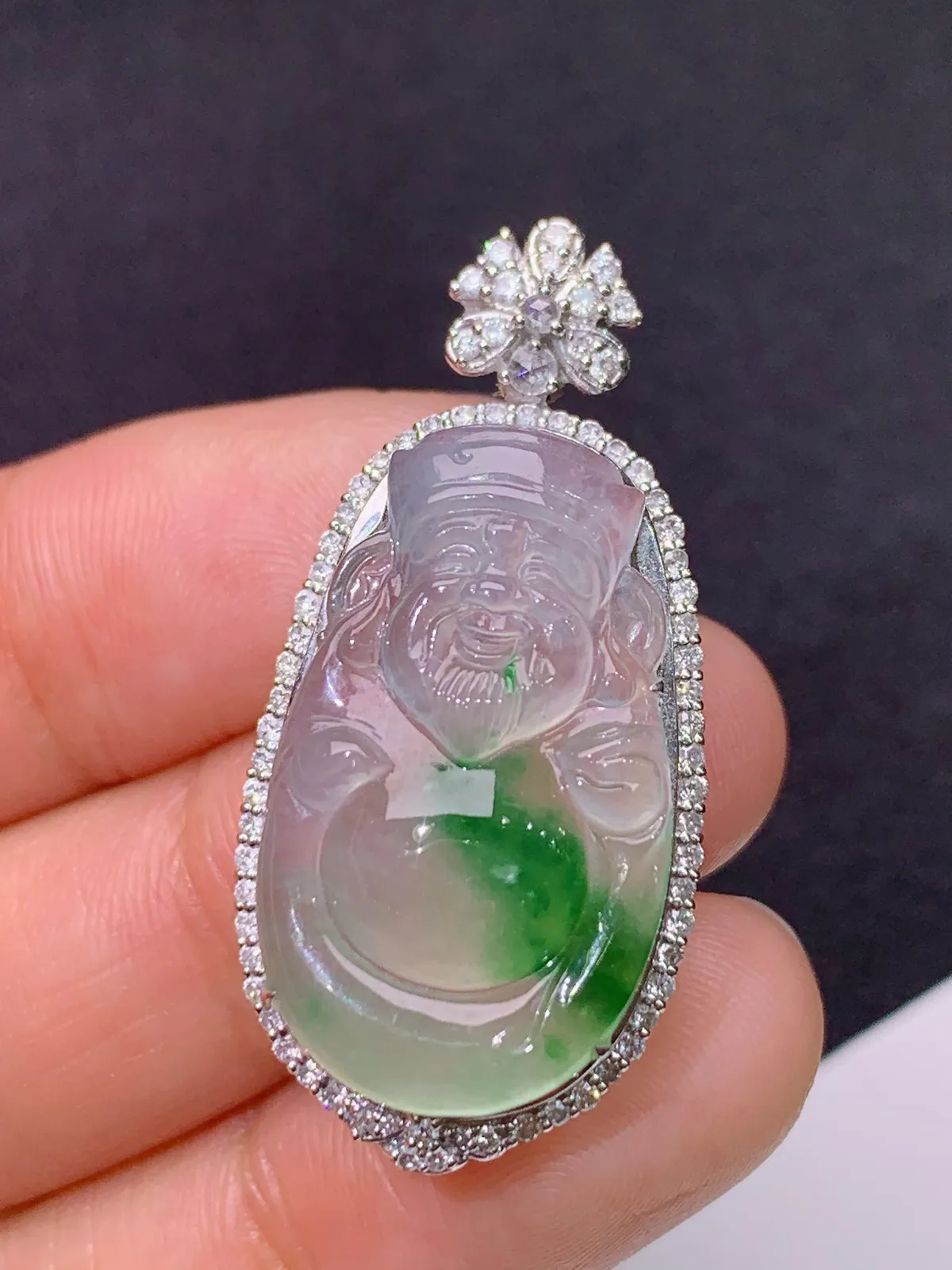 冰种飘绿财神吊坠，18k金镶嵌，冰润细腻，色阳，品相好，种水足 尺寸36.3*17.3*10.2