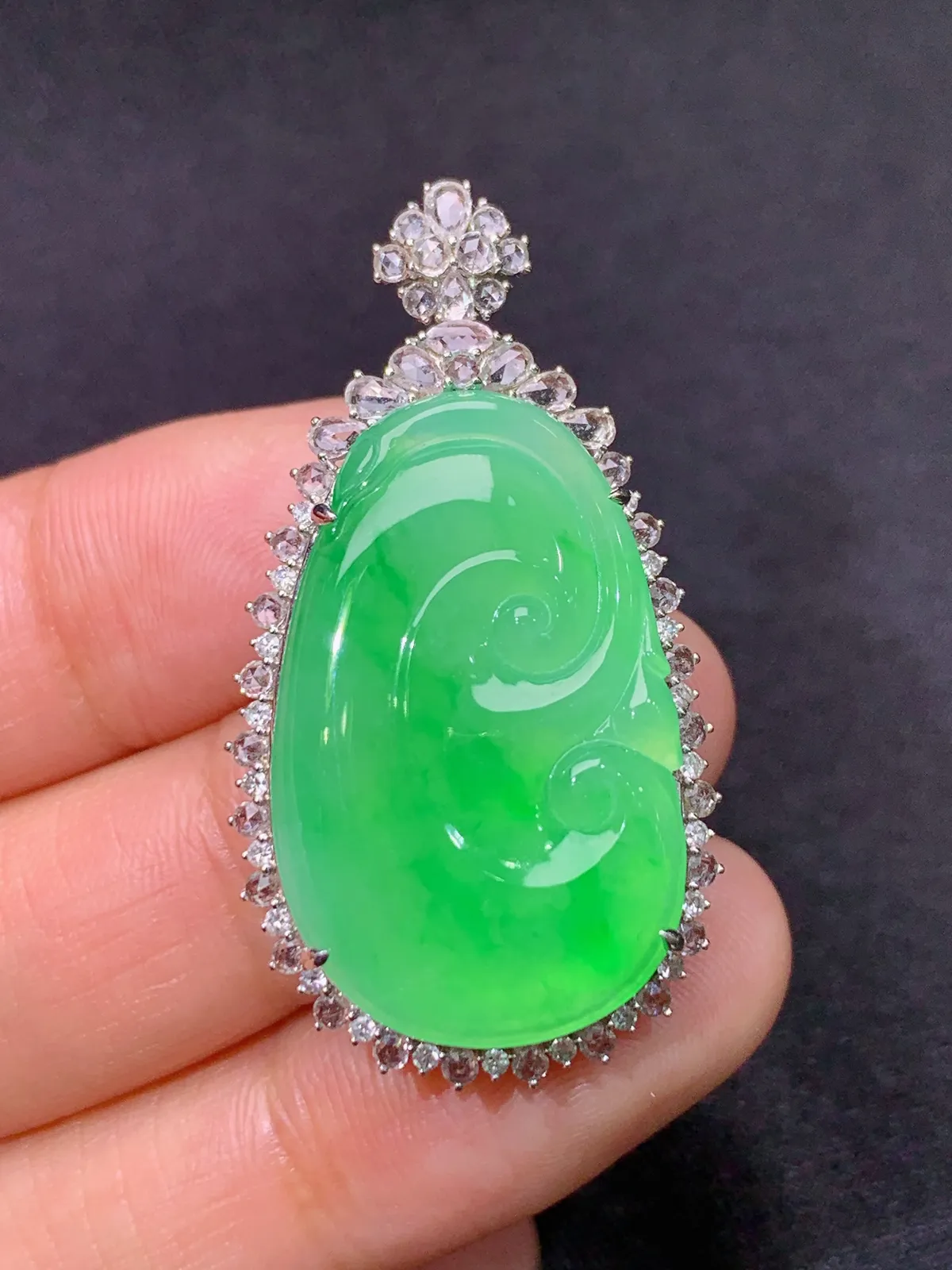 甜绿如意吊坠，18k金镶嵌，色泽鲜阳，冰润细腻，种水足 尺寸39*21.5*8.2