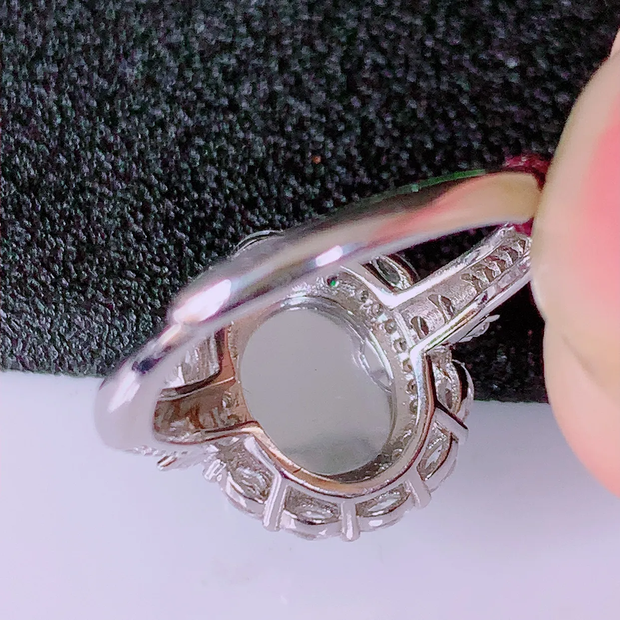 冰透满绿翡翠925银镶嵌戒指，自然光实拍，翠色灵动，颜色漂亮，种老水足，品相佳，佩戴佳品！#97.29（圈口可调大小）整体25.5-17.5-7.8裸石10*8