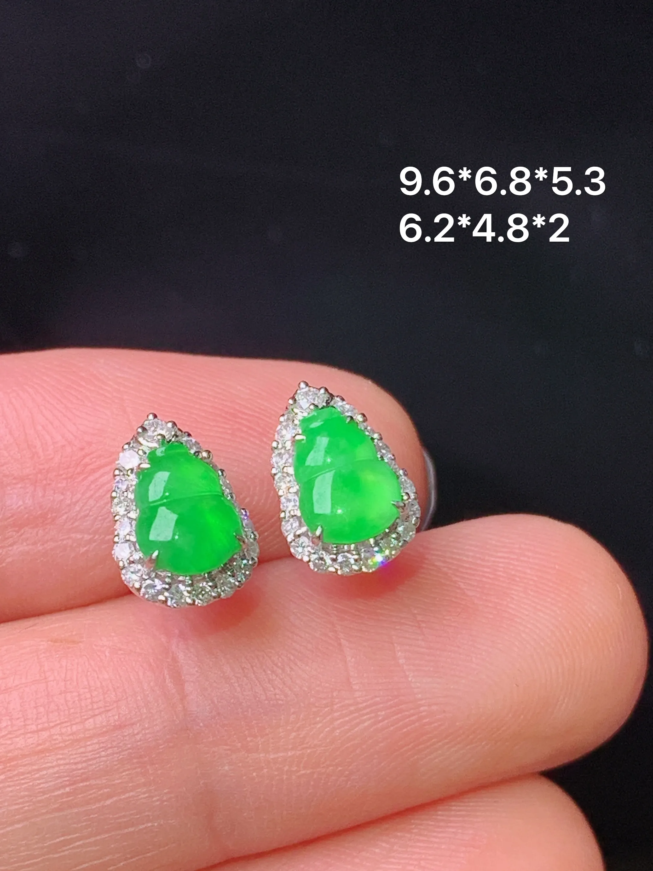 18k金钻镶嵌满绿葫芦耳钉 玉质细腻 色泽清新艳丽 整体尺寸9.6*6.8*5.3