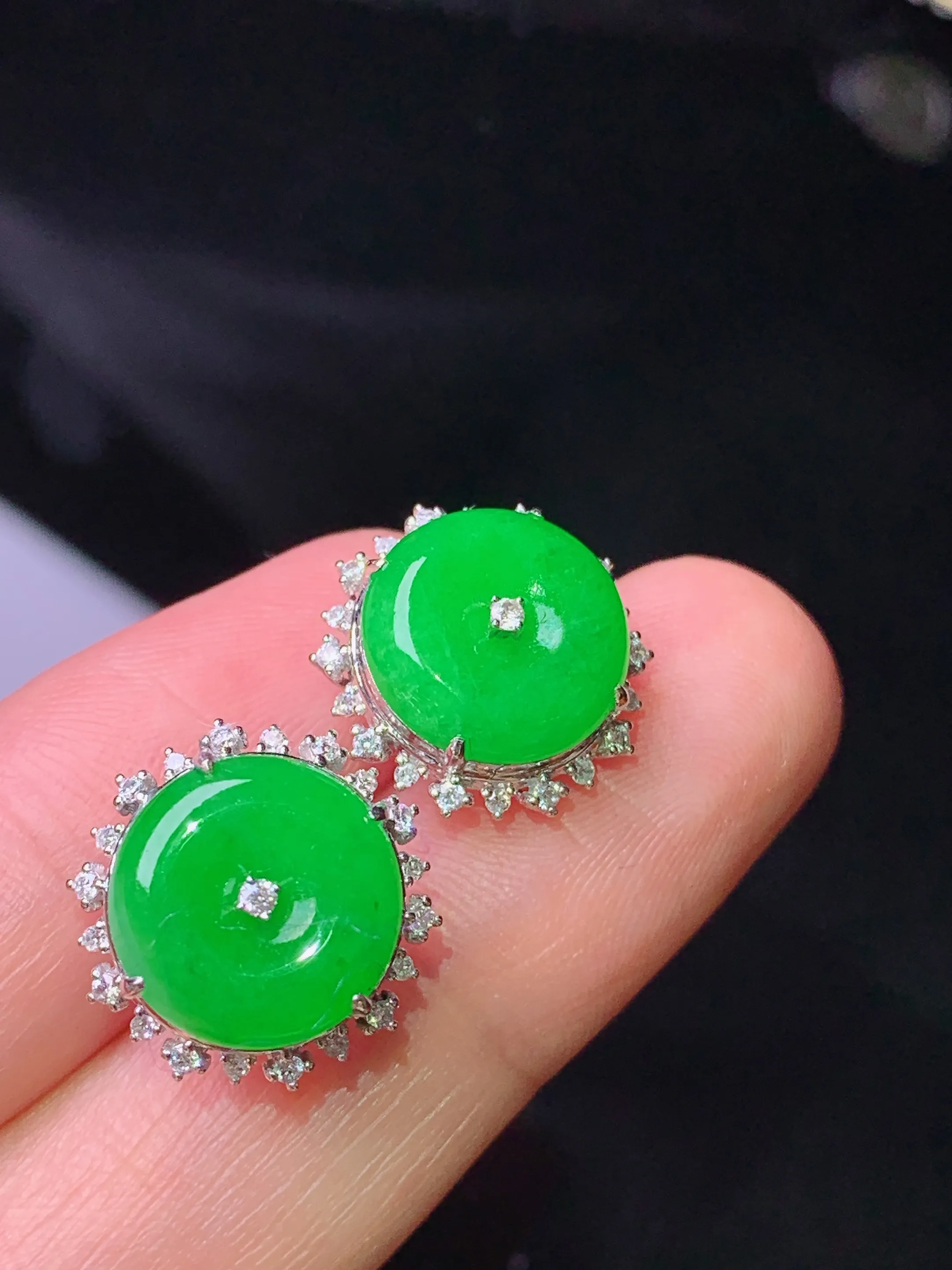 18k金钻镶嵌翠绿平安扣耳钉 玉质细腻 色泽清新艳丽 整体尺寸14.6*6.8