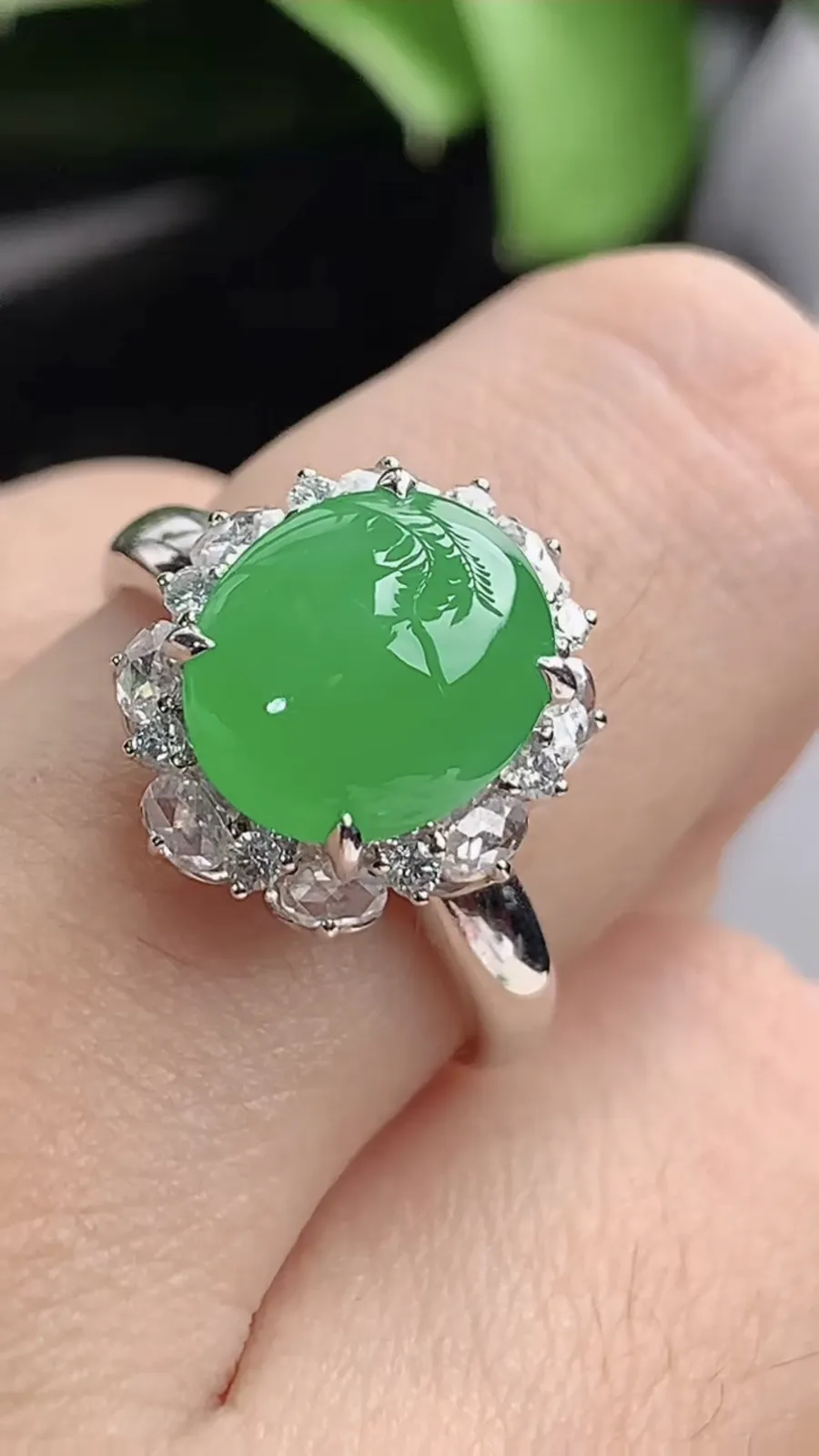 a货翡翠老坑冰种18K金伴钻镶嵌阳绿蛋面戒指 圈口17.3裸石尺寸10×8.5mm 重量4.40g 1202