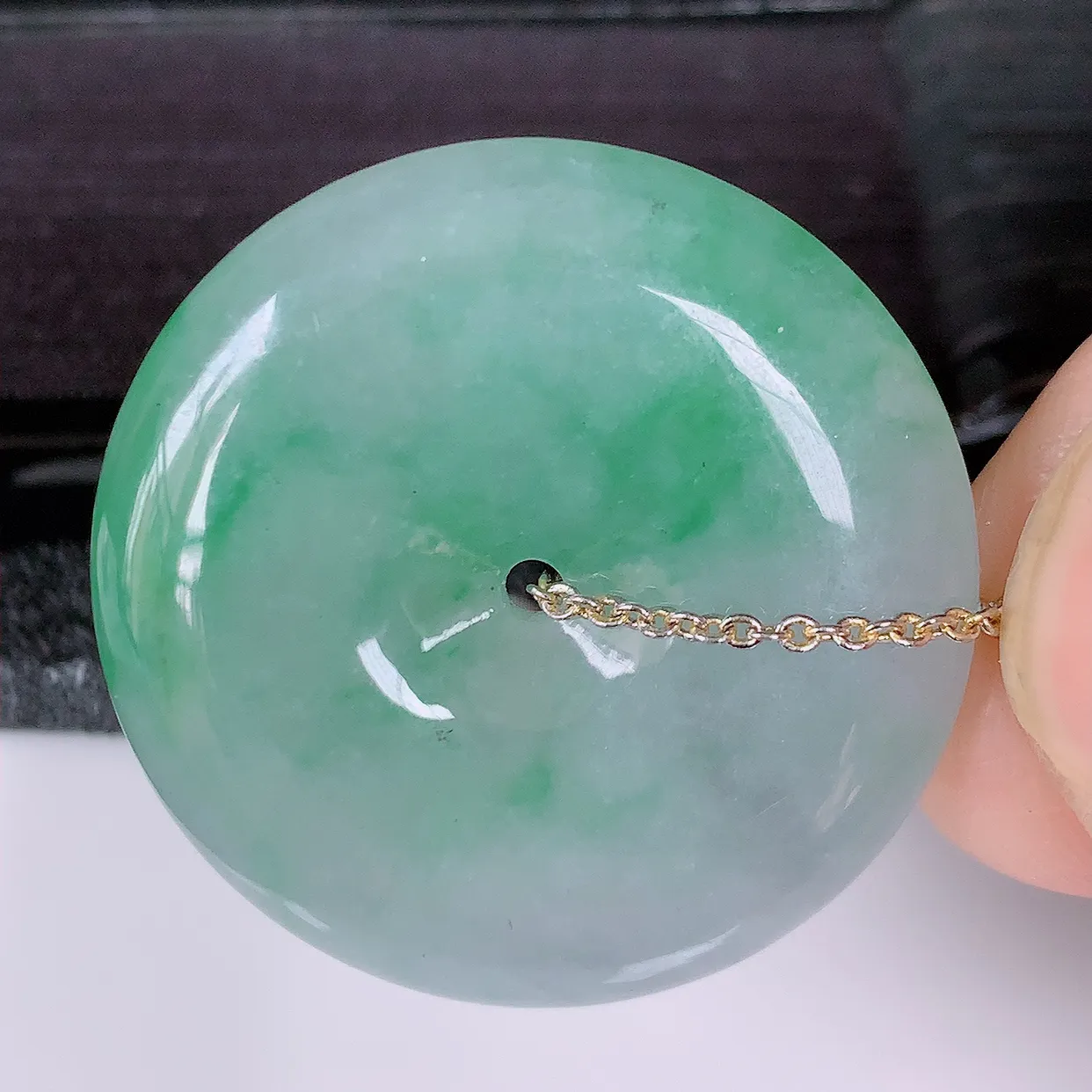 自然光实拍，冰飘绿翡翠平安扣吊坠，玉扣，平安是福；很美的料子，平安扣佩戴优雅迷人！#57.29