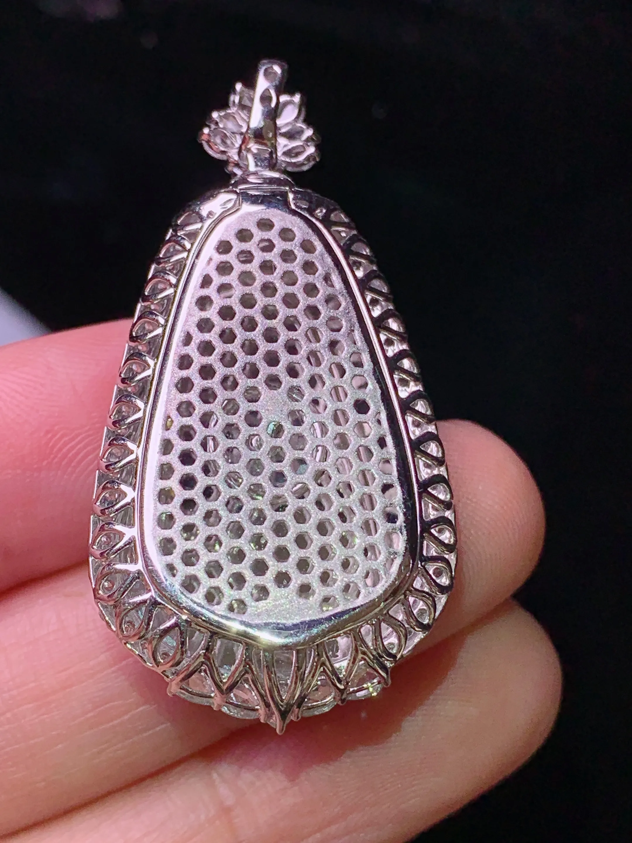 18k金钻镶嵌翠绿如意吊坠 玉质细腻 色泽清新艳丽  整体尺寸41.8*21.1*9.2