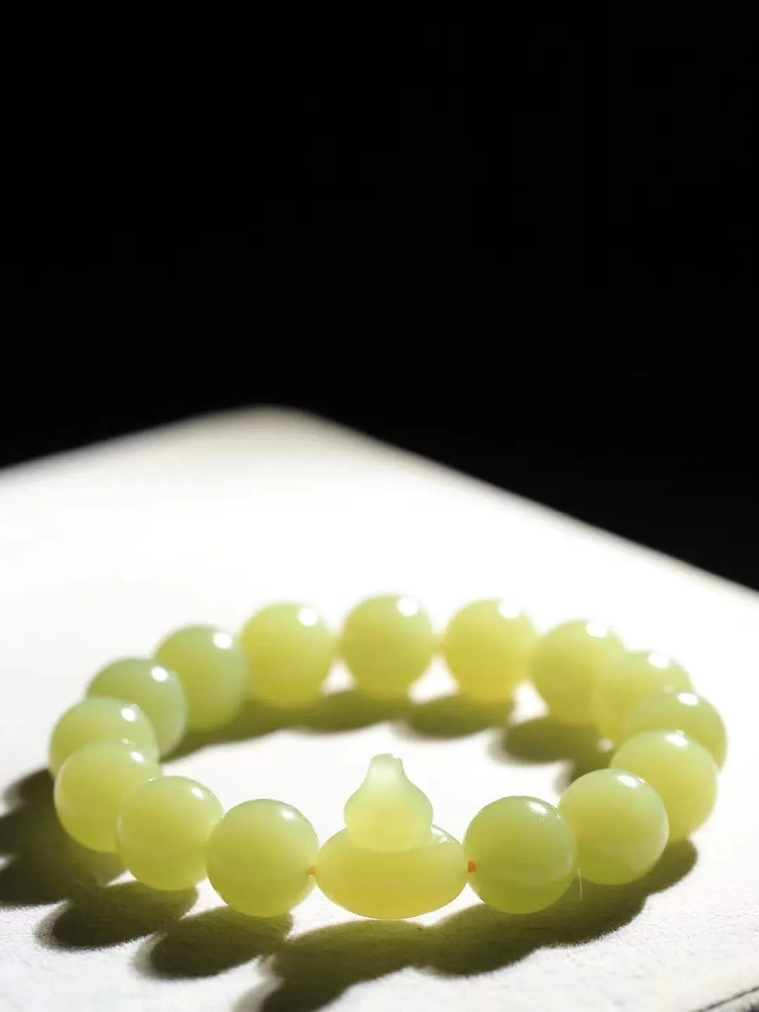 【珠圆玉润.手串】

精品和田玉黄口珠圆玉润手串 玉质温润细腻  整串打磨圆润，佩戴舒适。珠珠落玉盘，间关莺语花底滑，一生美好时光，无论身在何处，都有它相伴相守。事事顺遂，幸福美满，吉祥如意。重56.79克 尺寸取一12.5mm  FD L-791200268