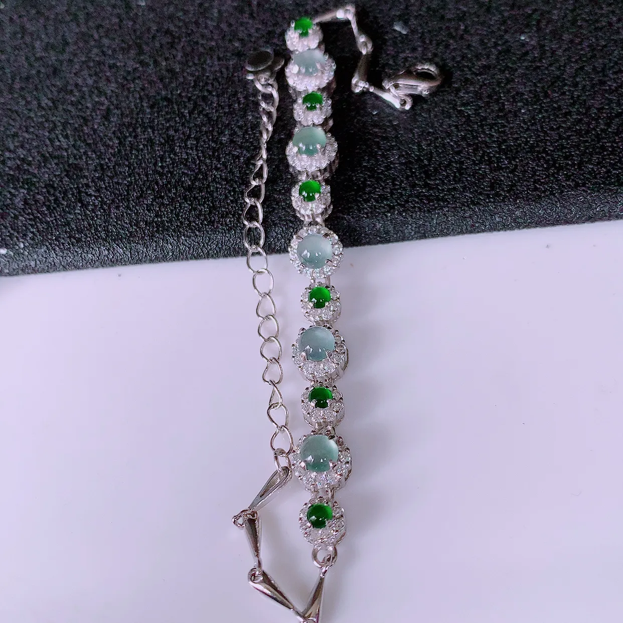 冰透满绿翡翠925银镶嵌手链，自然光实拍，翠色灵动，颜色漂亮，种老水足，品相佳，佩戴佳品！#97.29取一整体6.2*6.2*5.8裸石3.8*3.8