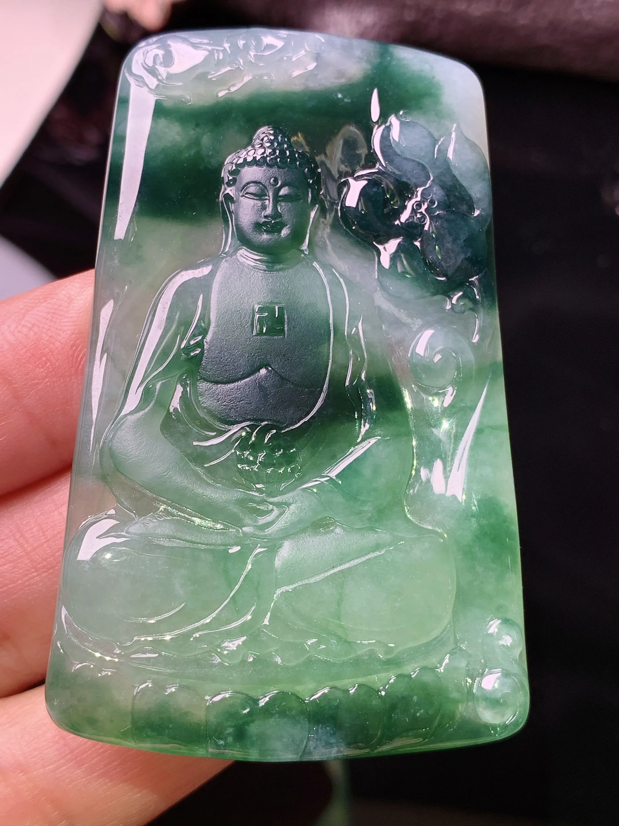 飘绿大日如来佛祖吊坠 玉质细腻 色泽清新艳丽  整体尺寸59.8*30.5*4.8