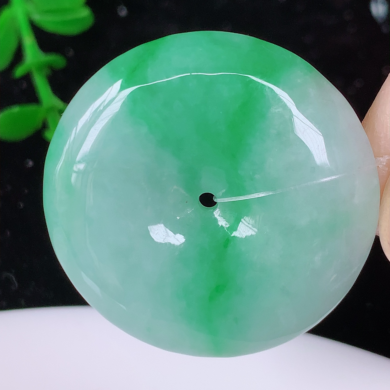 自然光实拍，水润飘绿翡翠平安扣吊坠，品相佳，美感十足，寓意平平安安，平安扣佩戴精美时尚！#49.29