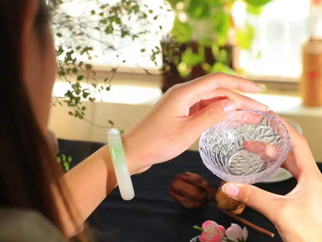 【翠色怡人.手镯】

让开让开[吃瓜]重器来了～️️
好久没见过这么白底色的翠青手镯[吃瓜]
同料所出，翠白分明，翠色青翠鲜艳，白肉干净纯正。收藏传家臻品。重48.9克  尺寸53-12.5-8mm  FDY-451152184