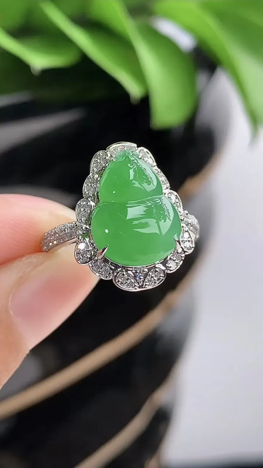 a货翡翠老坑冰种18K金伴钻镶嵌甜绿葫芦戒指 圈口17裸石尺寸13×9.7mm 重量3.60g 1202