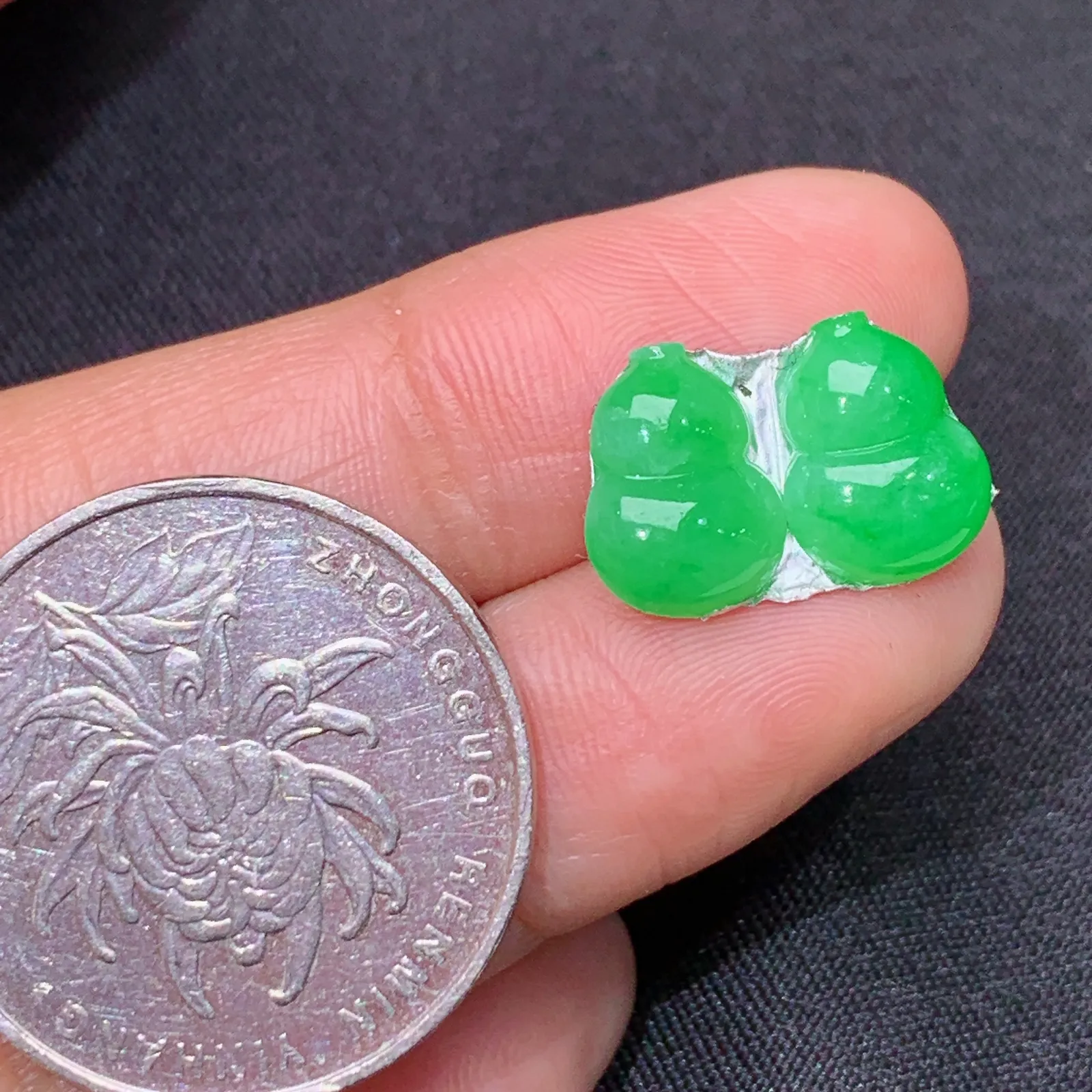 翠绿葫芦一对，镶嵌佳品，冰润色阳，种水足 尺寸10.3*7.5*2.6