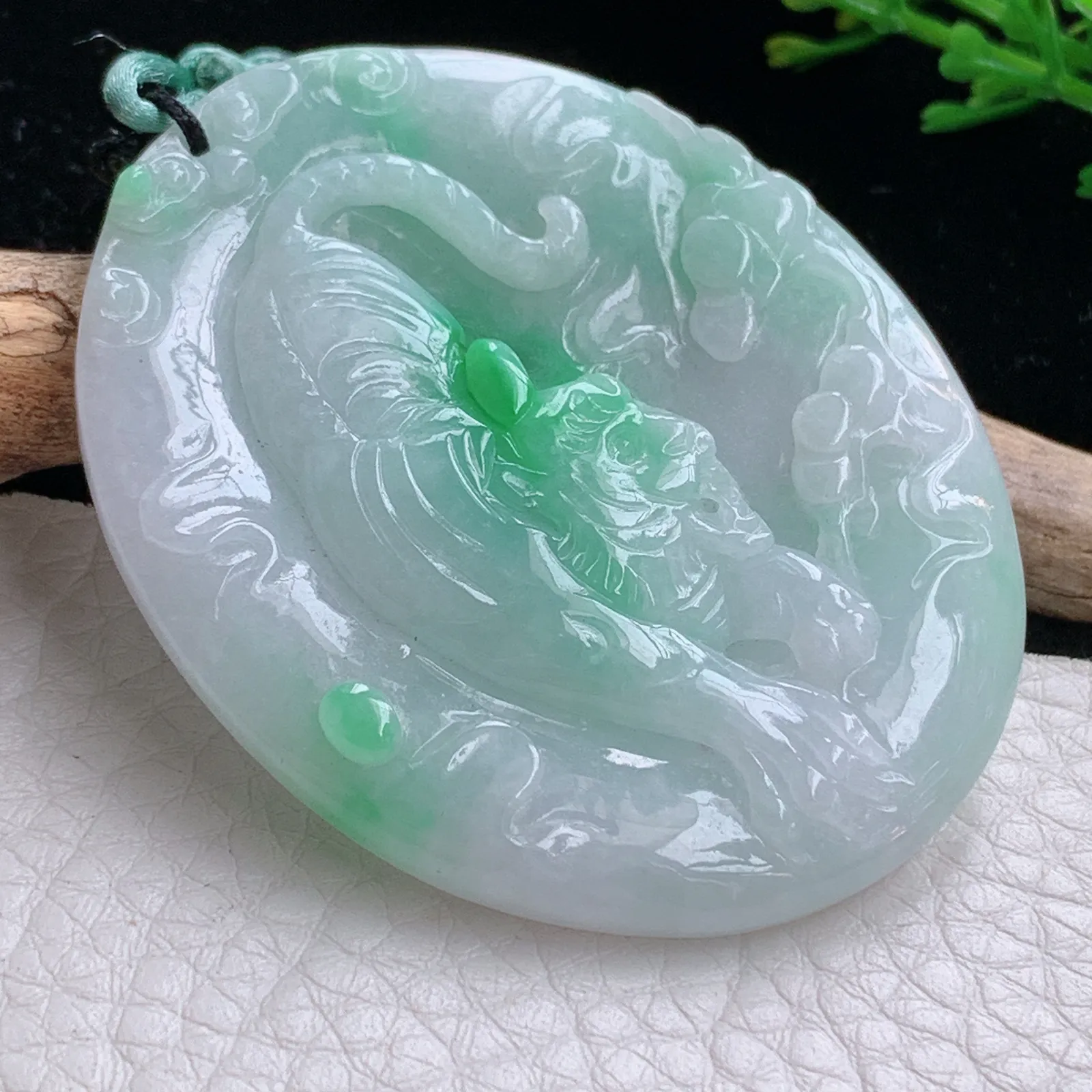 bg自然光53*44*6天然缅甸翡翠飘阳绿下山虎 生肖虎玉吊坠 毛衣坠