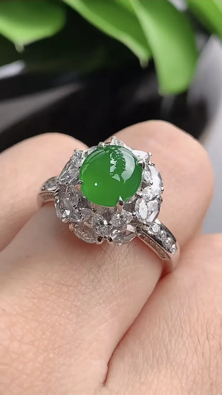 a货翡翠老坑冰种18K金伴钻镶嵌阳绿蛋面戒指 圈口17.5裸石尺寸7.2×6.6mm 重量5.50g 1201